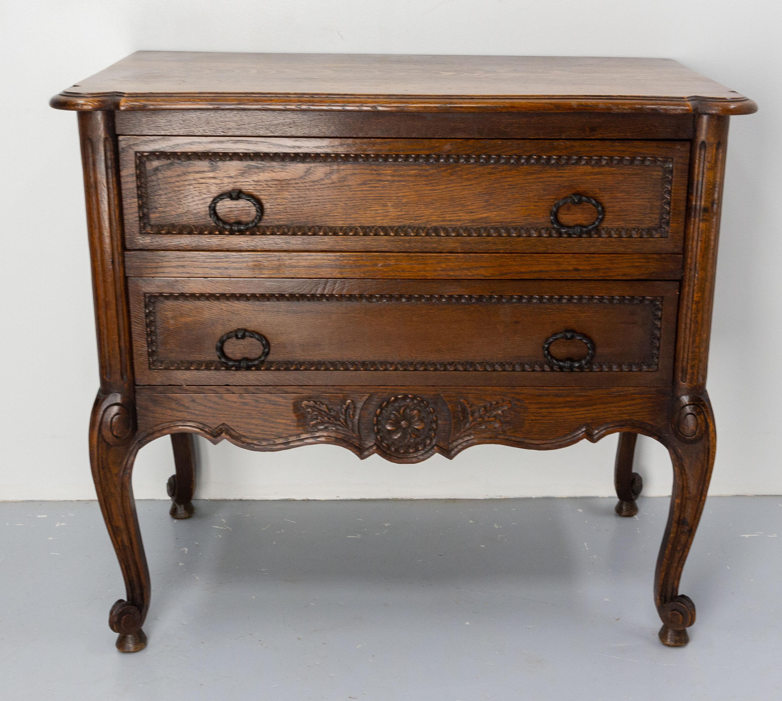 Commode in the Louis XV style, French chest of drawers, circa 1940
Oak and wrought ironvegetal and floral
Carved ornamentation surrounded by patterns of hearth, typical of the classical style
Good condition

Shipping:
 52/ 92 / 83 cm 22.2 kg.