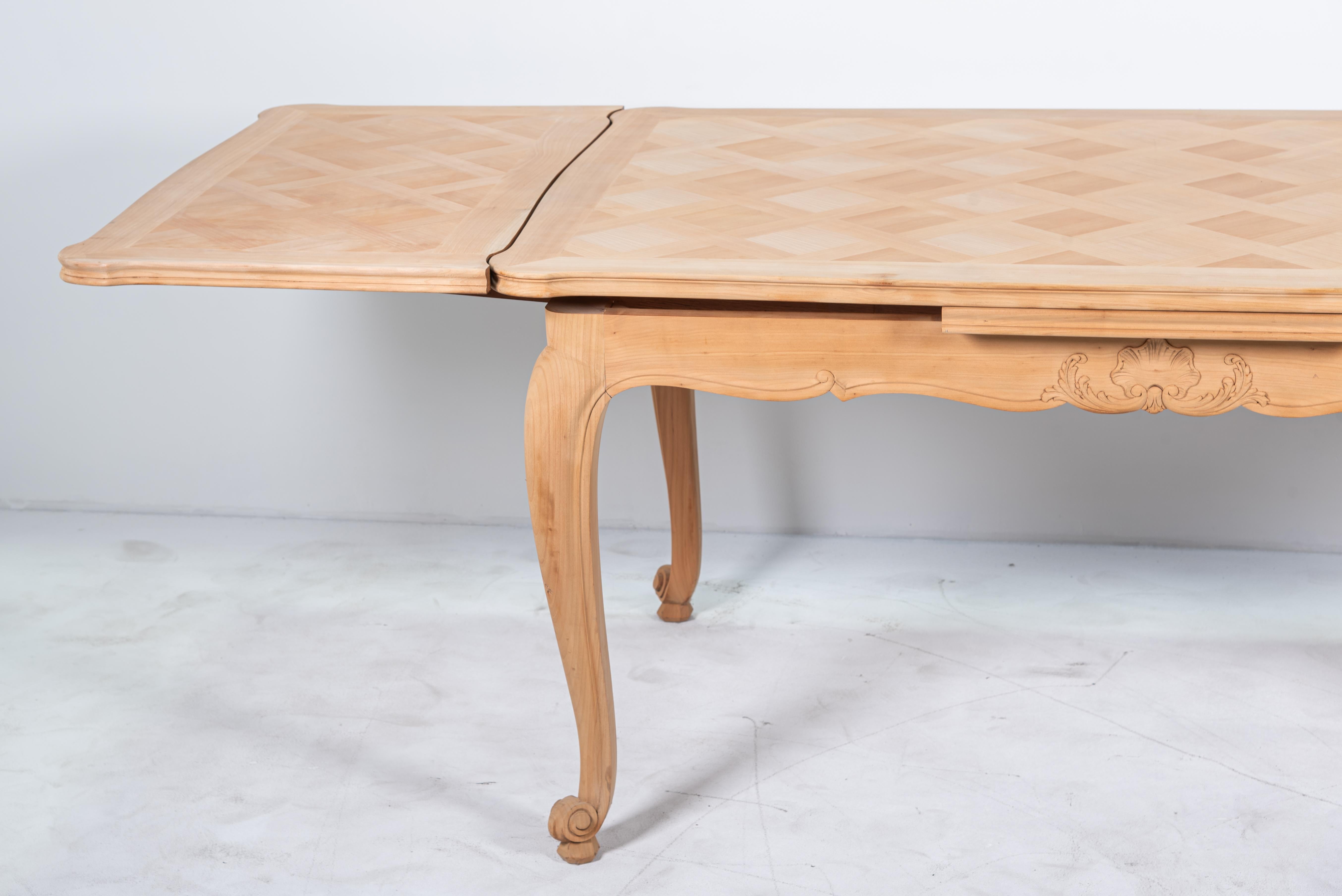 French Louis XV Style Oak Dinning Table In Good Condition In Austin, TX
