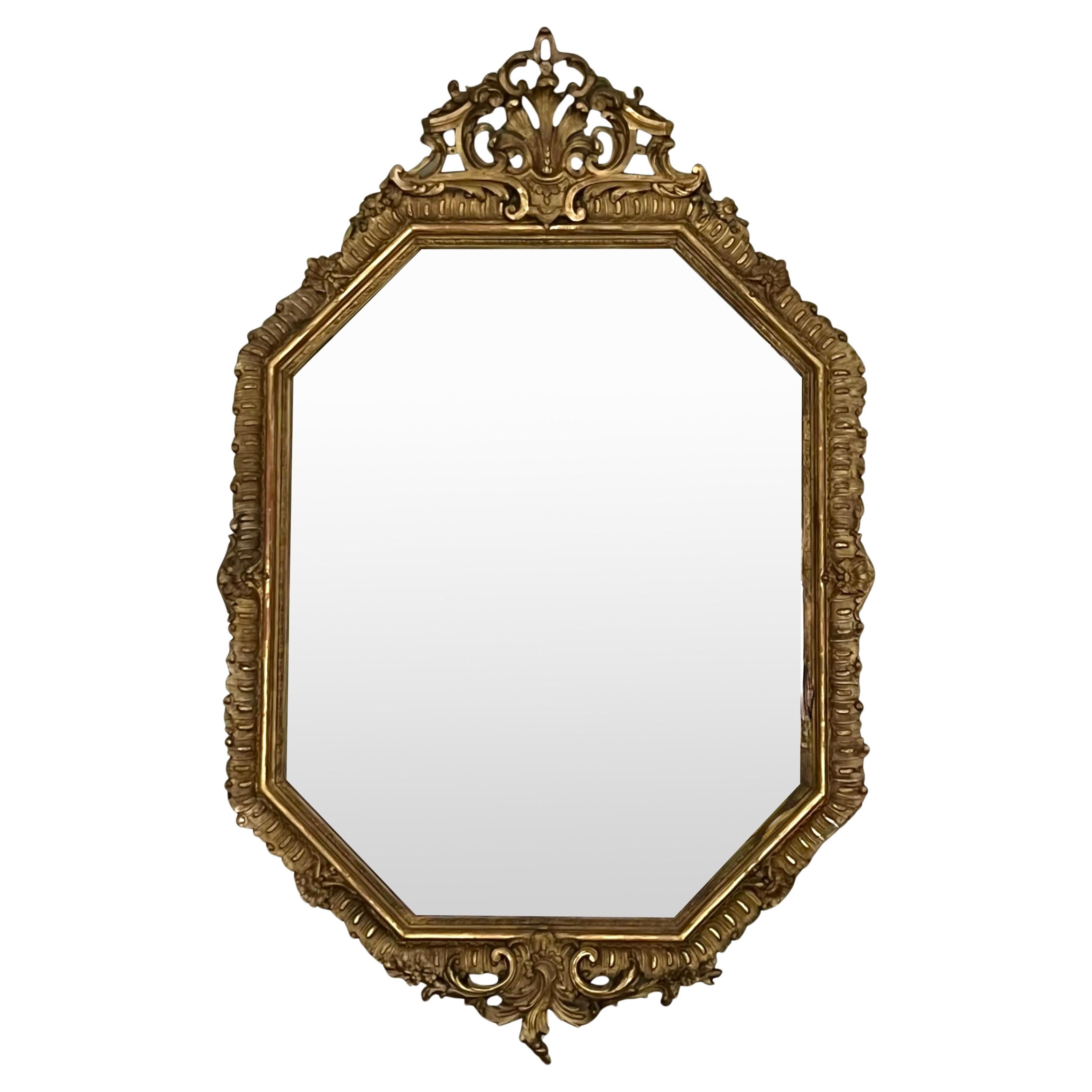 Specchio francese in legno dorato di forma ottagonale in stile Luigi XV
