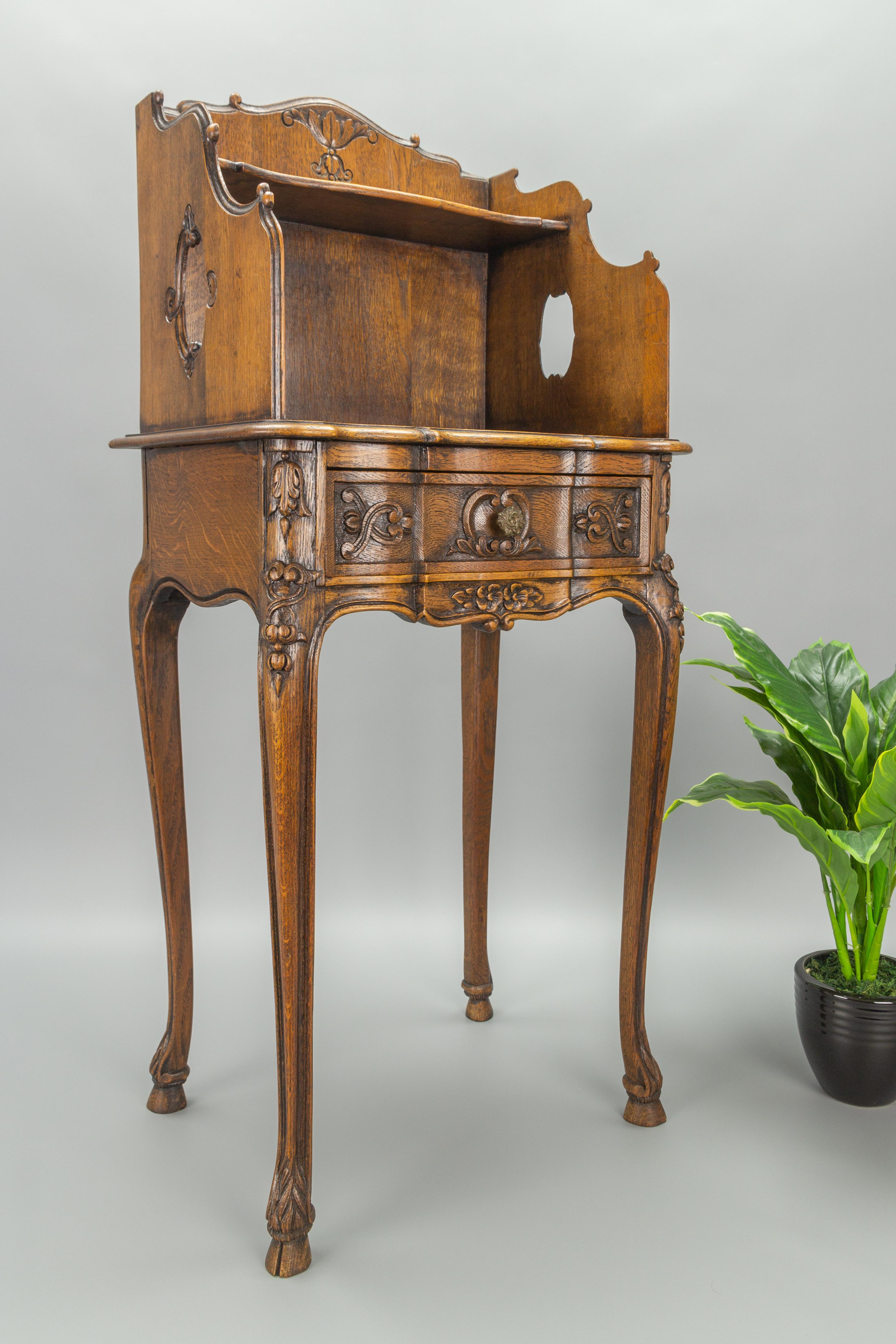 French Louis XV Style Oakwood Nightstand or Side Table In Good Condition In Barntrup, DE