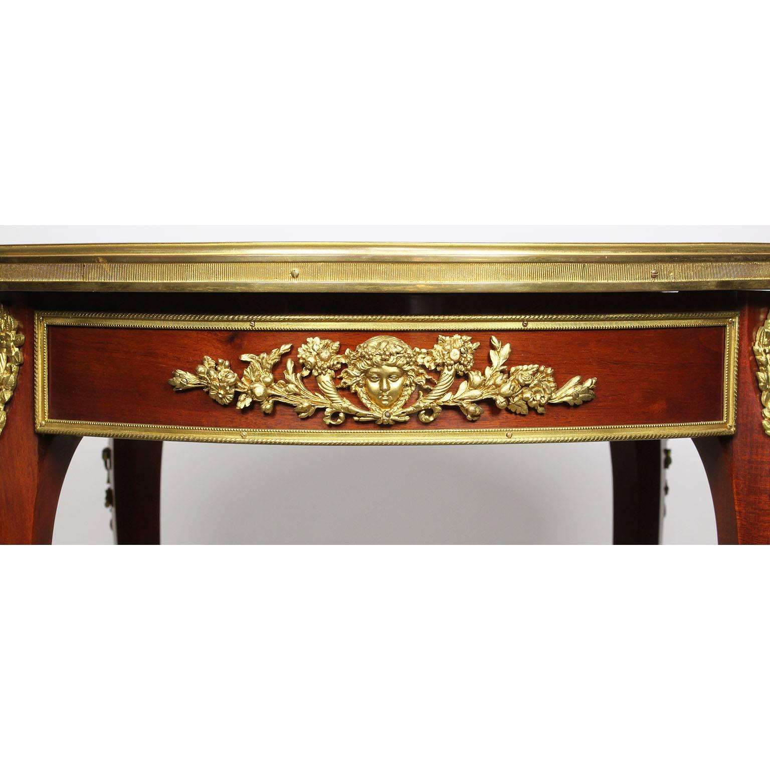 Français Table d'appoint de style Louis XV en marqueterie et bronze doré Gueridon en vente