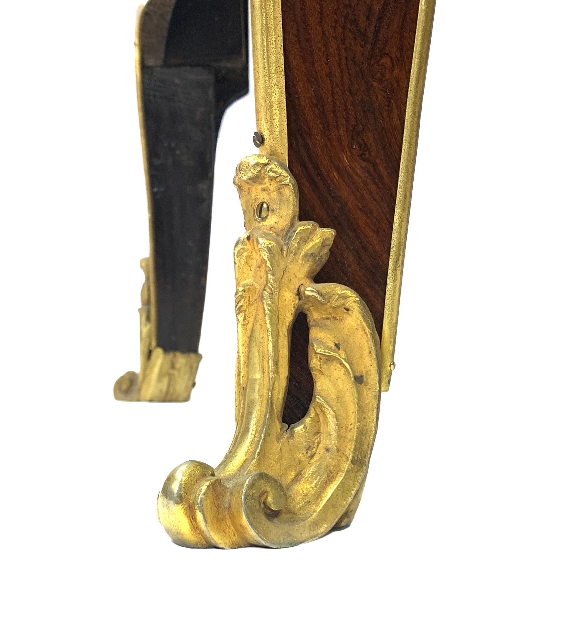 Französische Ormolu-Kommode im Louis-XV-Stil, montiert (Goldbronze) im Angebot