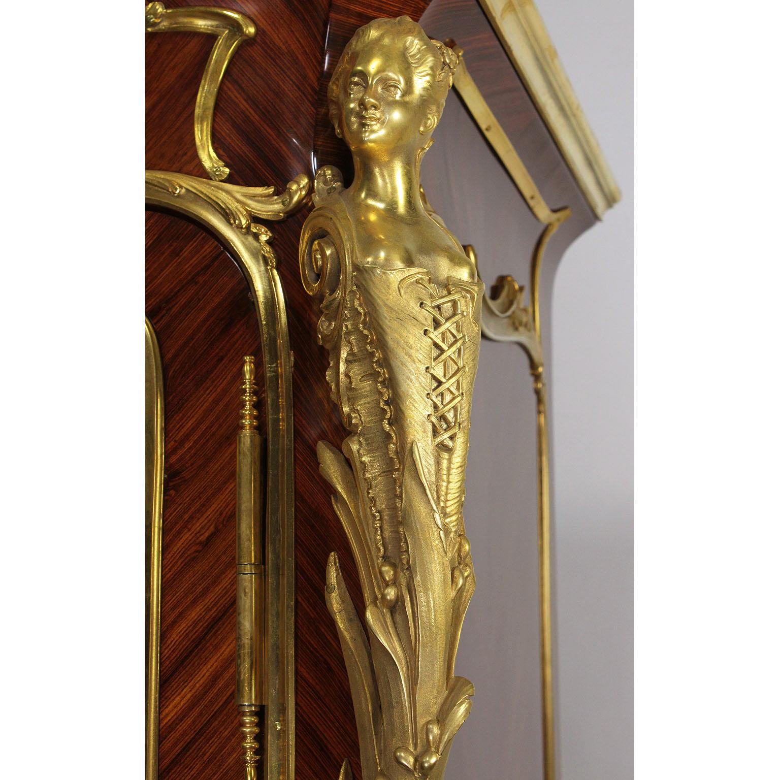 Vitrine figurative en bois de roi de style Louis XV, montée sur bronze doré, par François Linke en vente 2
