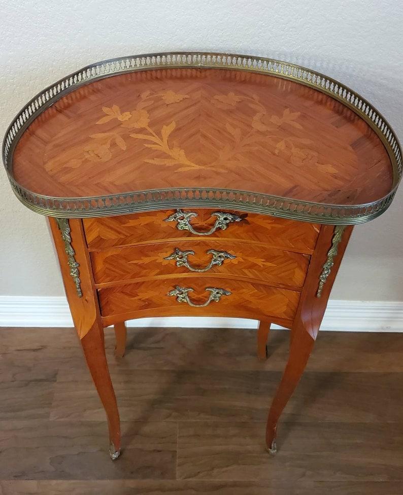 French Louis XV Style Ormolu-Mounted Marquetry Kidney Shaped End Table In Good Condition In Forney, TX