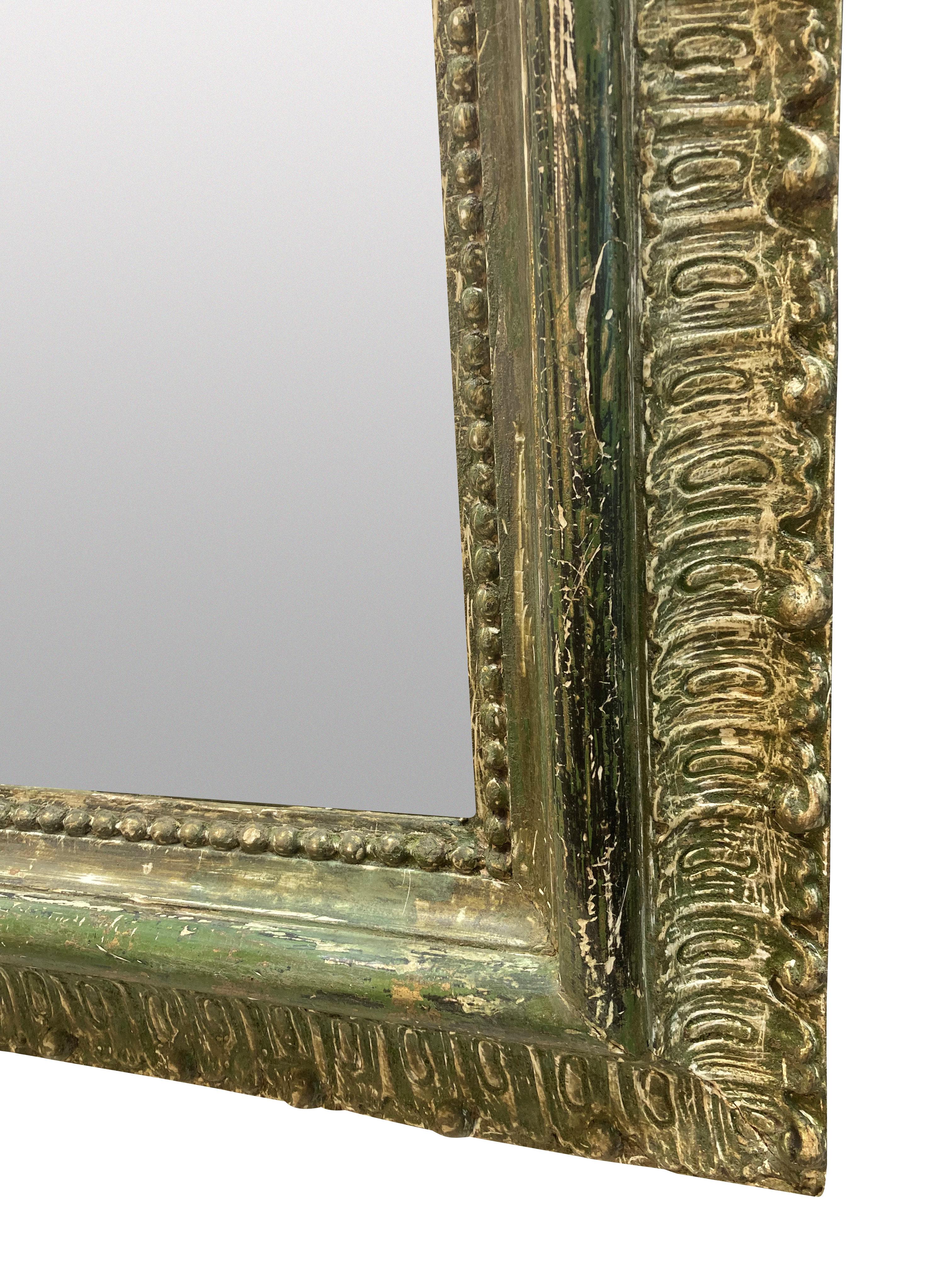Miroir à trumeau de style Louis XV, dans ses peintures vertes et sa plaque de mercure d'origine, qui sont par endroits abîmées.