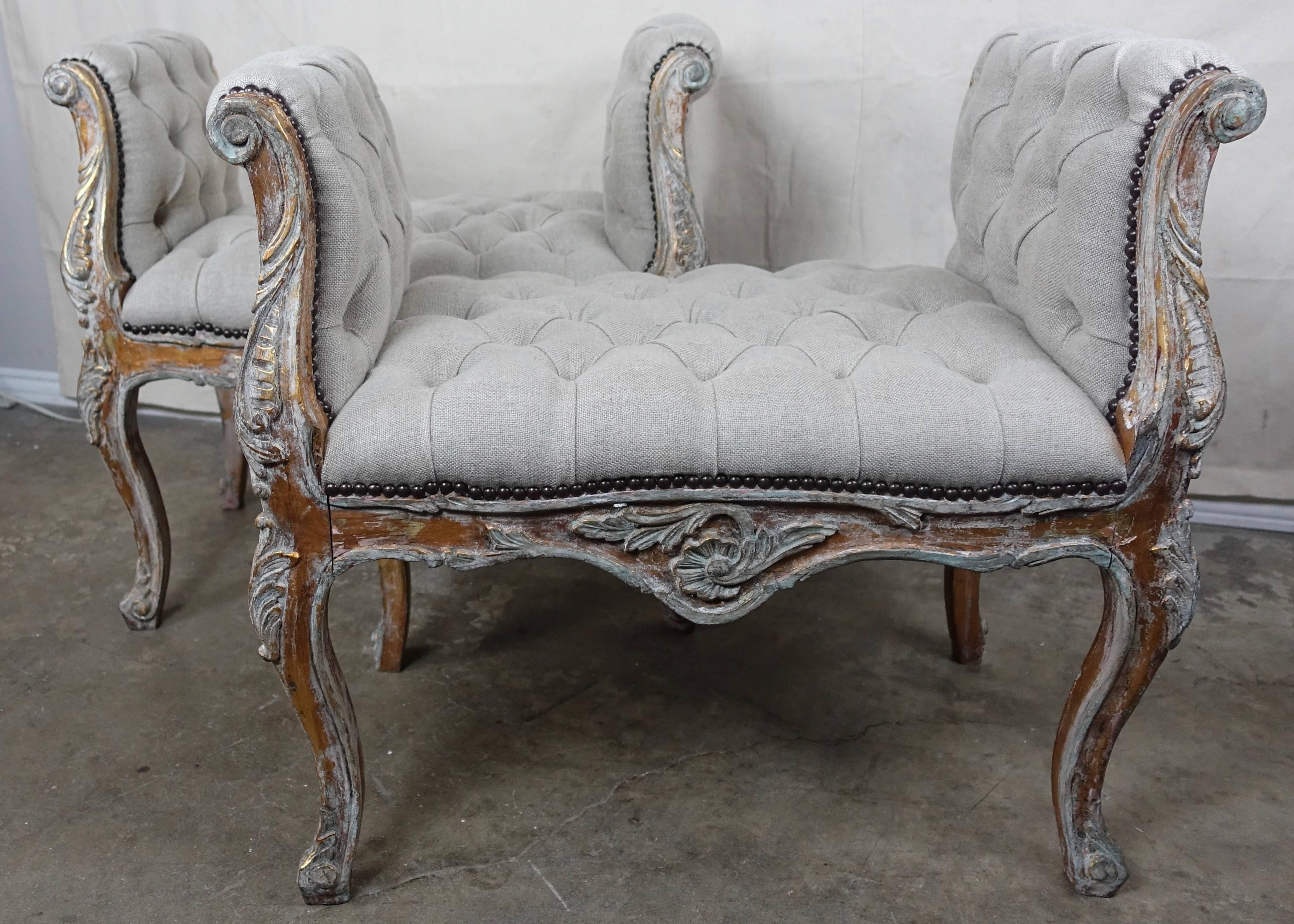 French Louis XV Style Painted and Parcel-Gilt Belgium Linen Benches, Pair In Distressed Condition In Los Angeles, CA