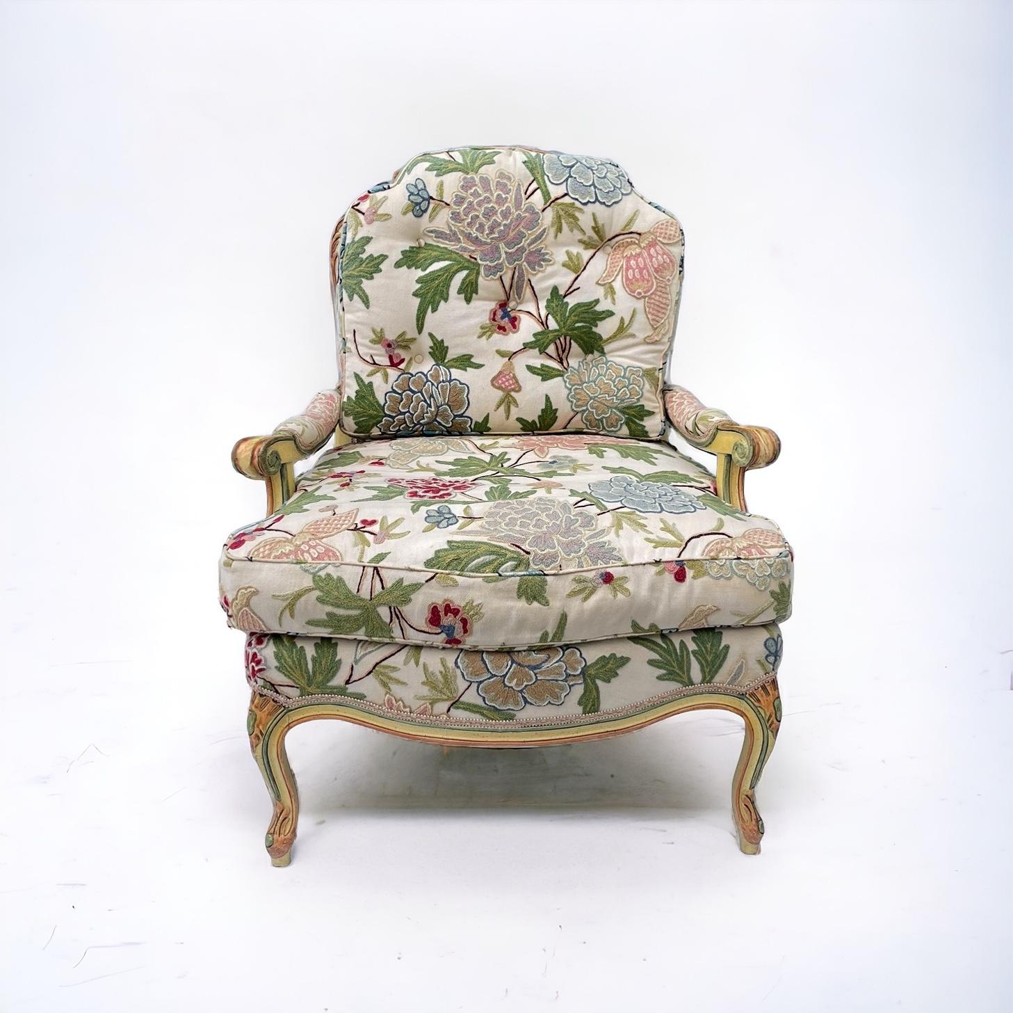 French Louis XV Style Painted Bergere Chair Upholstered In Floral Crewel Linen In Good Condition In Kennesaw, GA