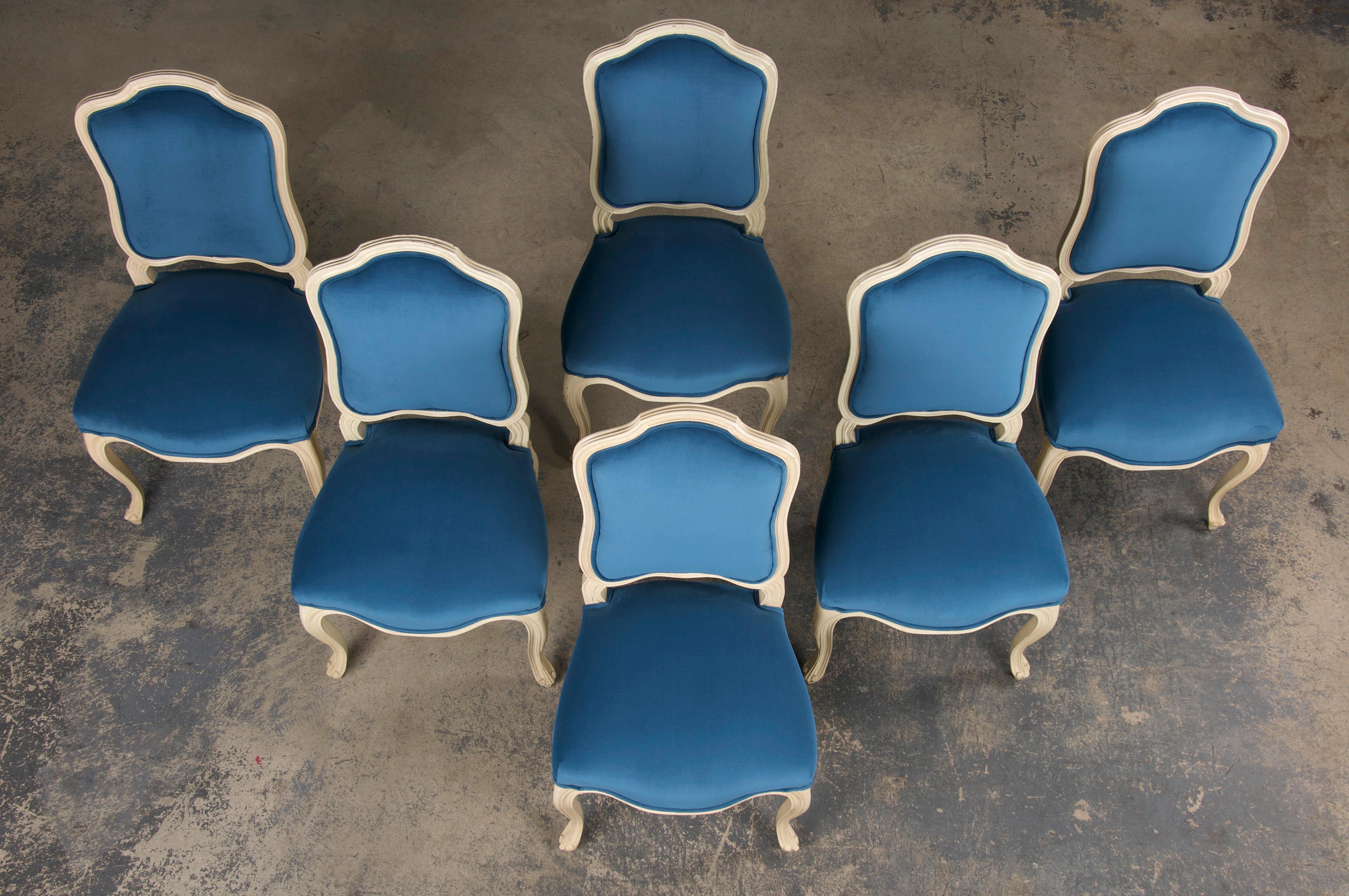 Hand-Carved French Louis XV Style Painted Dining Chairs W/ Blue Velvet - Set of 6 For Sale