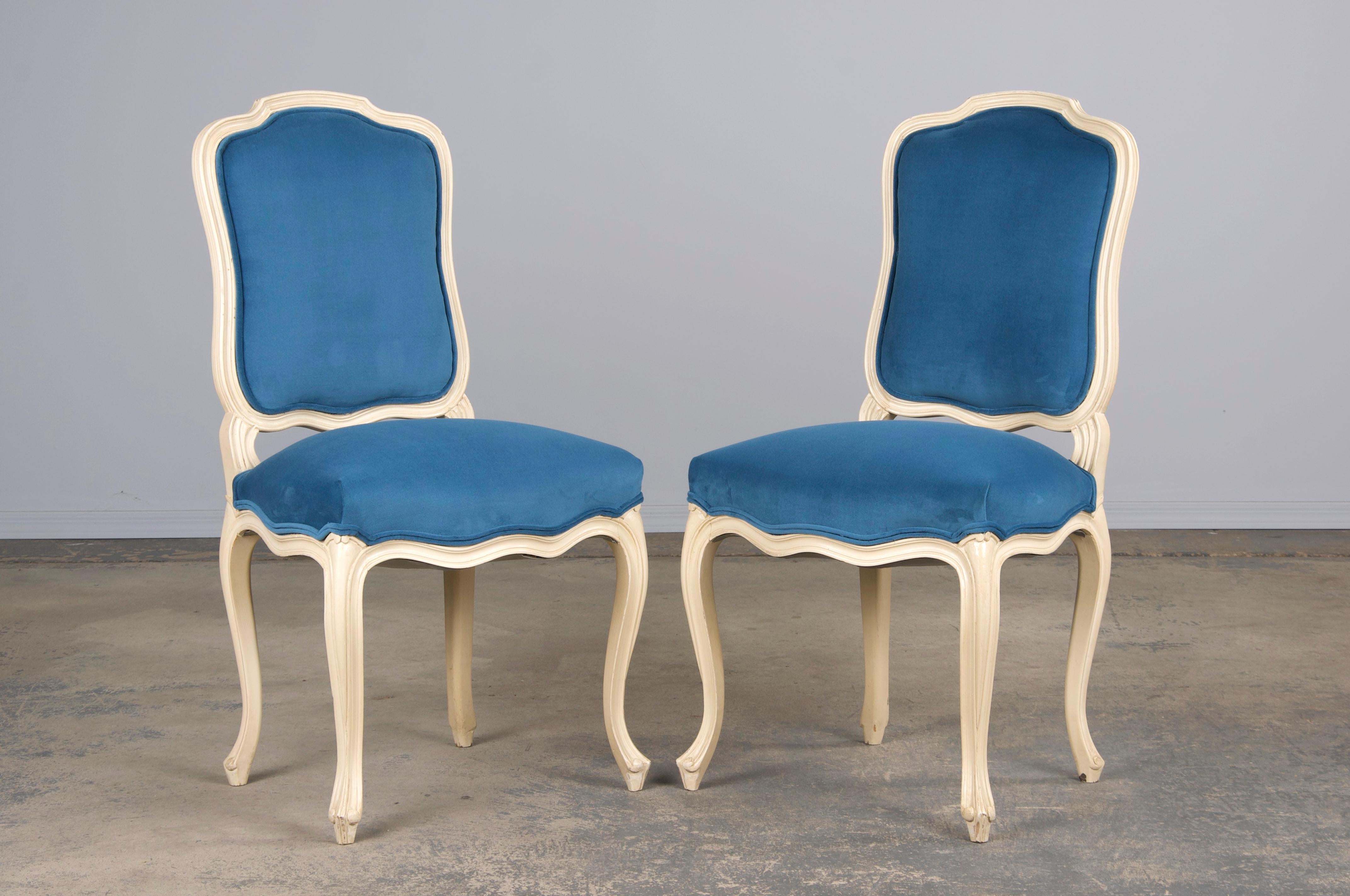 French Louis XV Style Painted Dining Chairs W/ Blue Velvet - Set of 6 For Sale 1