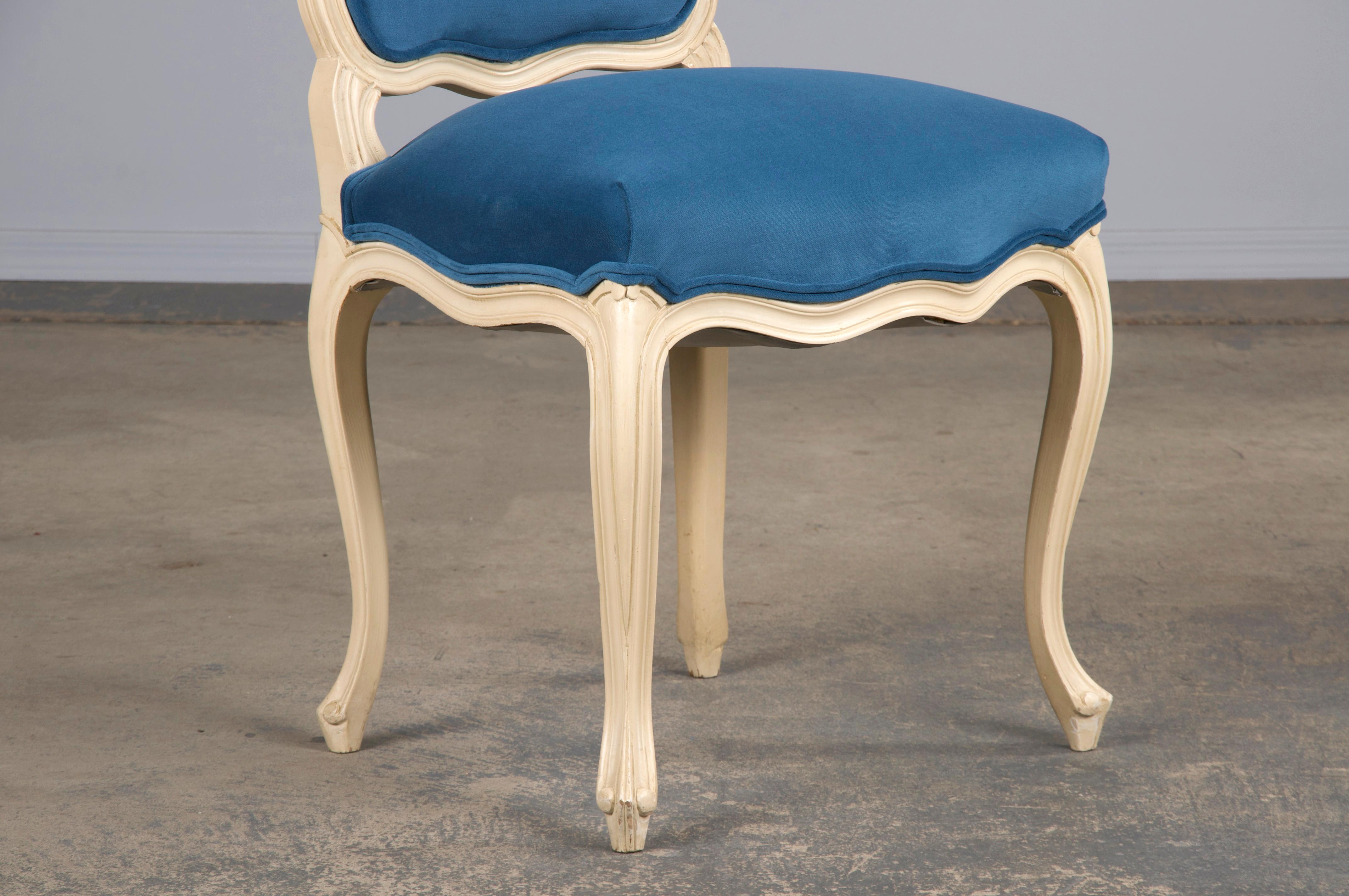 French Louis XV Style Painted Dining Chairs W/ Blue Velvet - Set of 6 For Sale 2