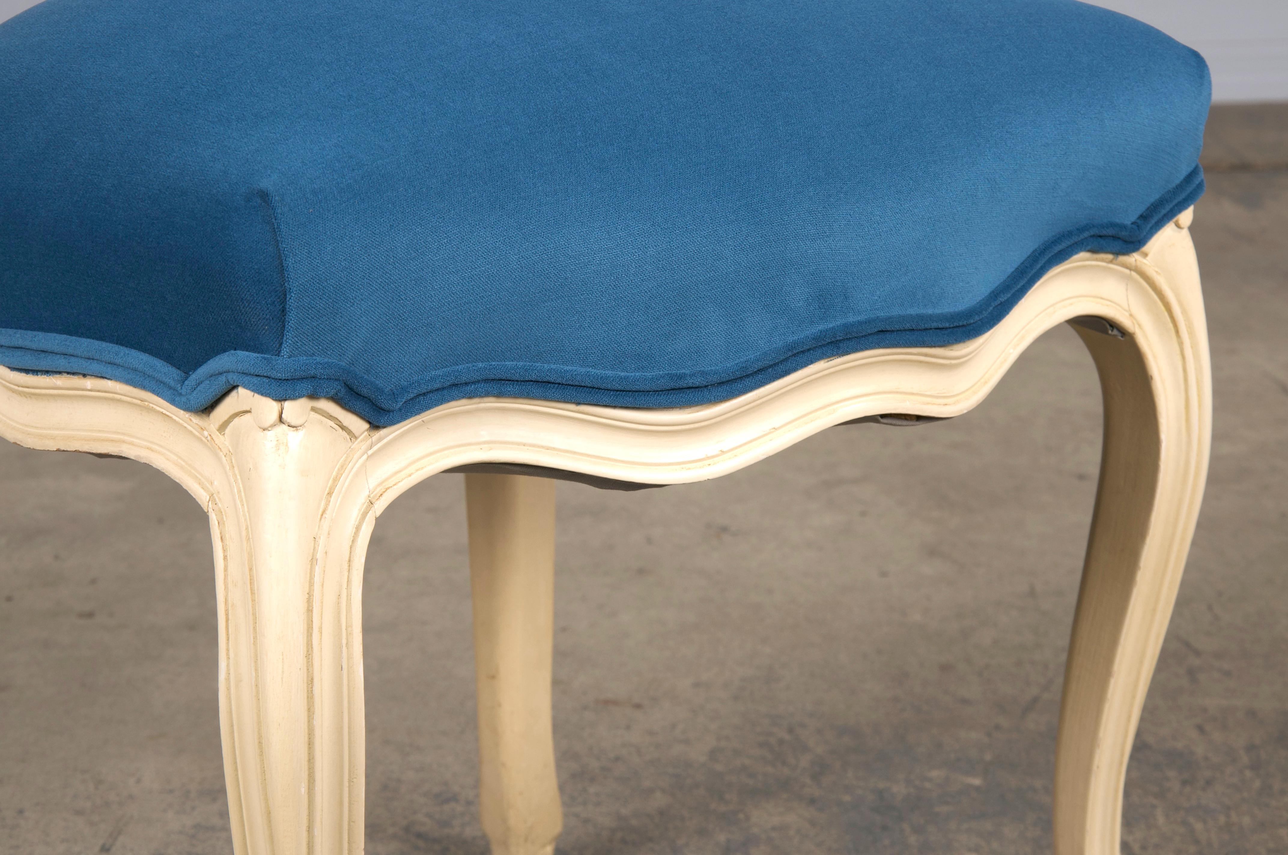 French Louis XV Style Painted Dining Chairs W/ Blue Velvet - Set of 6 For Sale 3