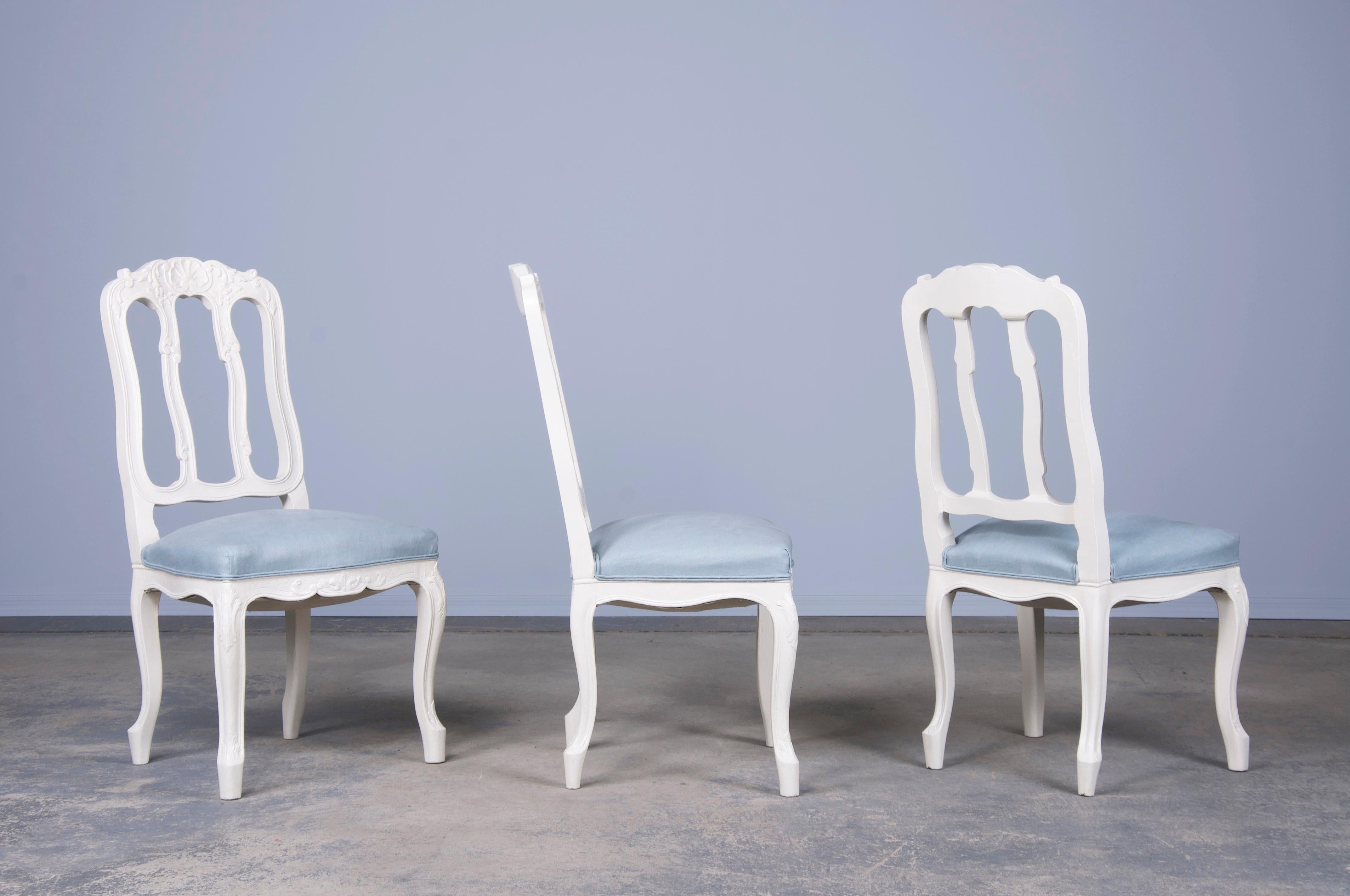 French Louis XV Style Painted Dining Chairs W/ Light Blue Linen- Set of 8 In Good Condition In Astoria, NY