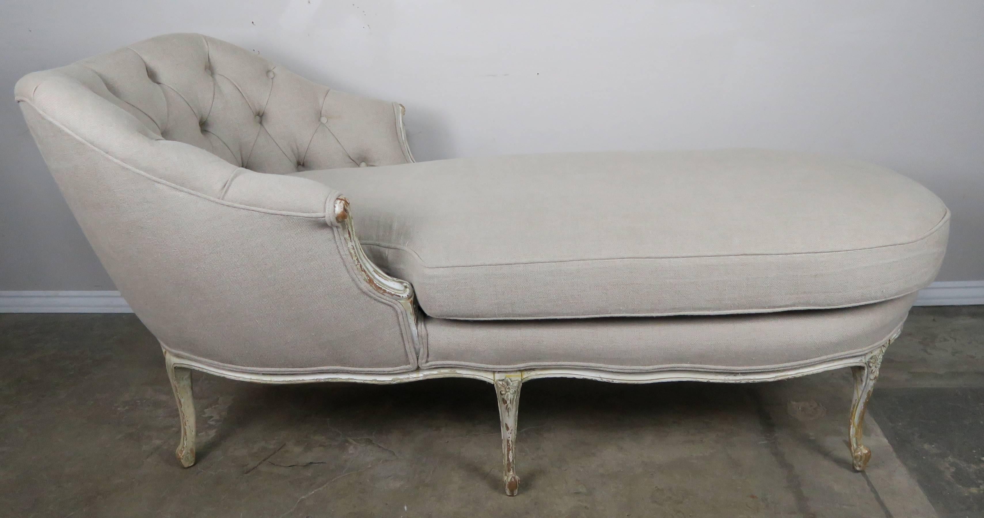 French painted Louis XV style chaise standing on six cabriole legs ending in rams head feet. The chaise is newly upholstered with a tufted tight back and loose seat cushion in a washed Belgium linen textile.
Measure: S.H. 21