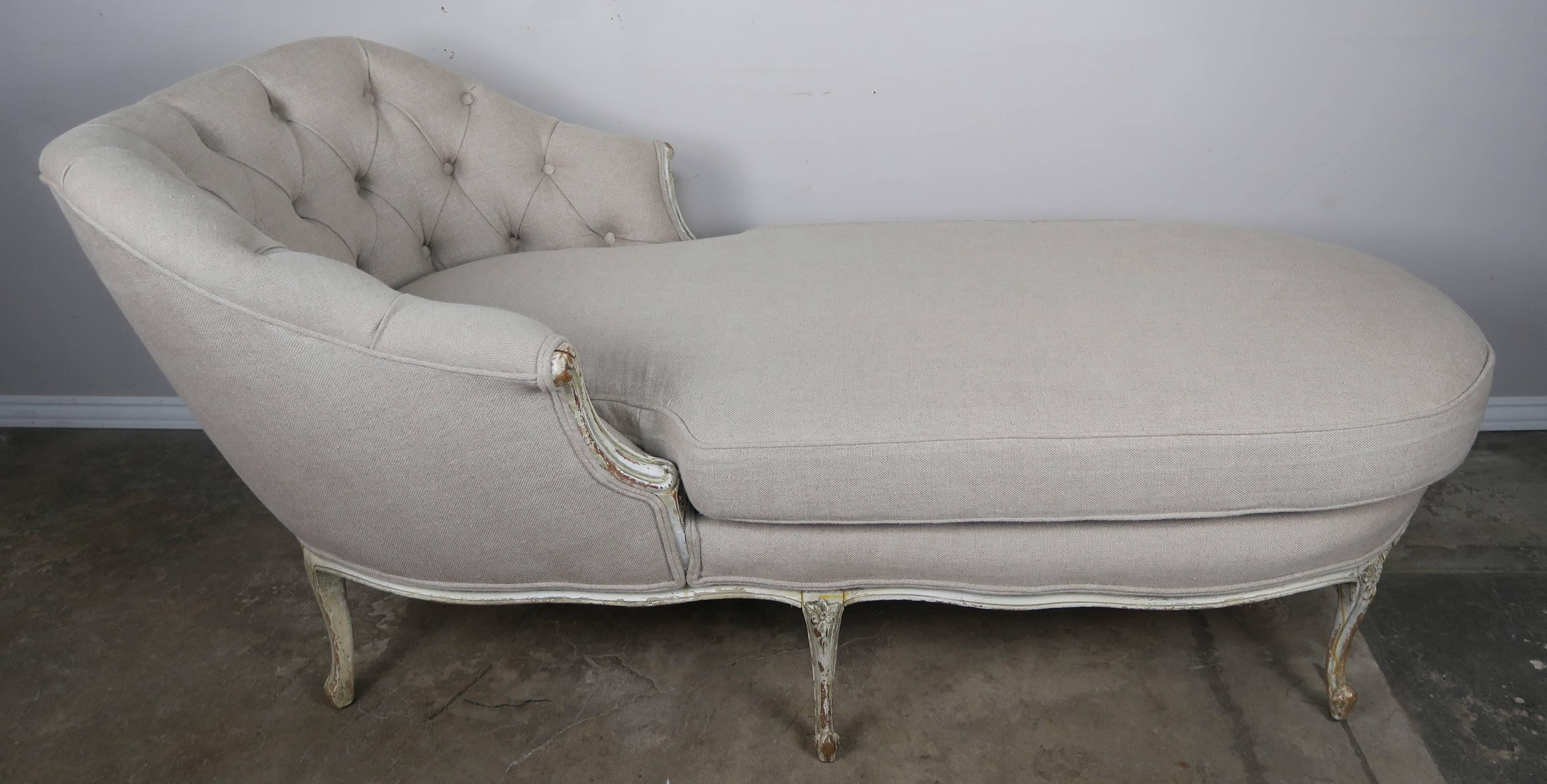 French Louis XV Style Painted Linen Chaise In Distressed Condition In Los Angeles, CA