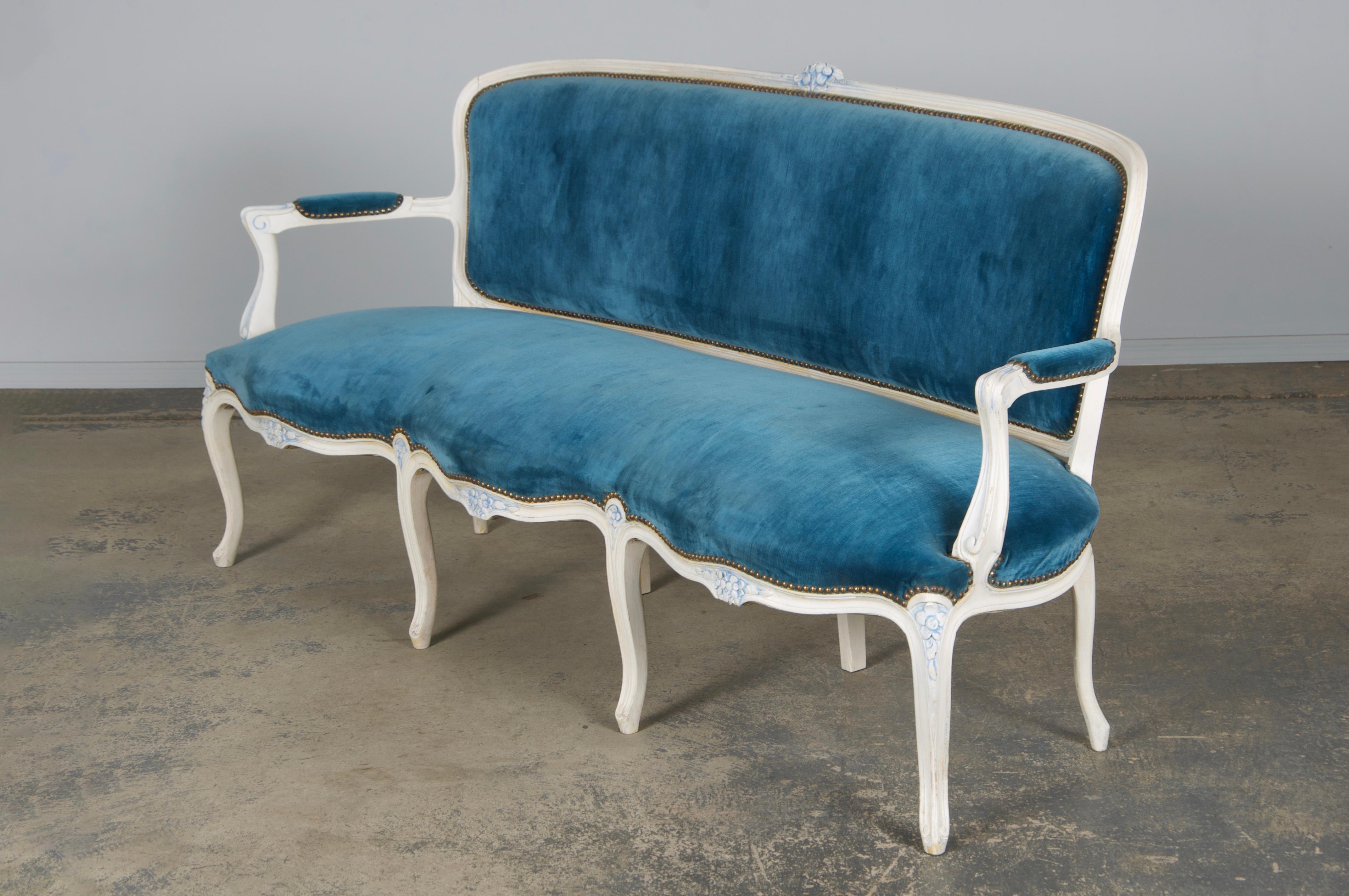 Divano francese dipinto in stile Luigi XV con velluto blu in vendita 3