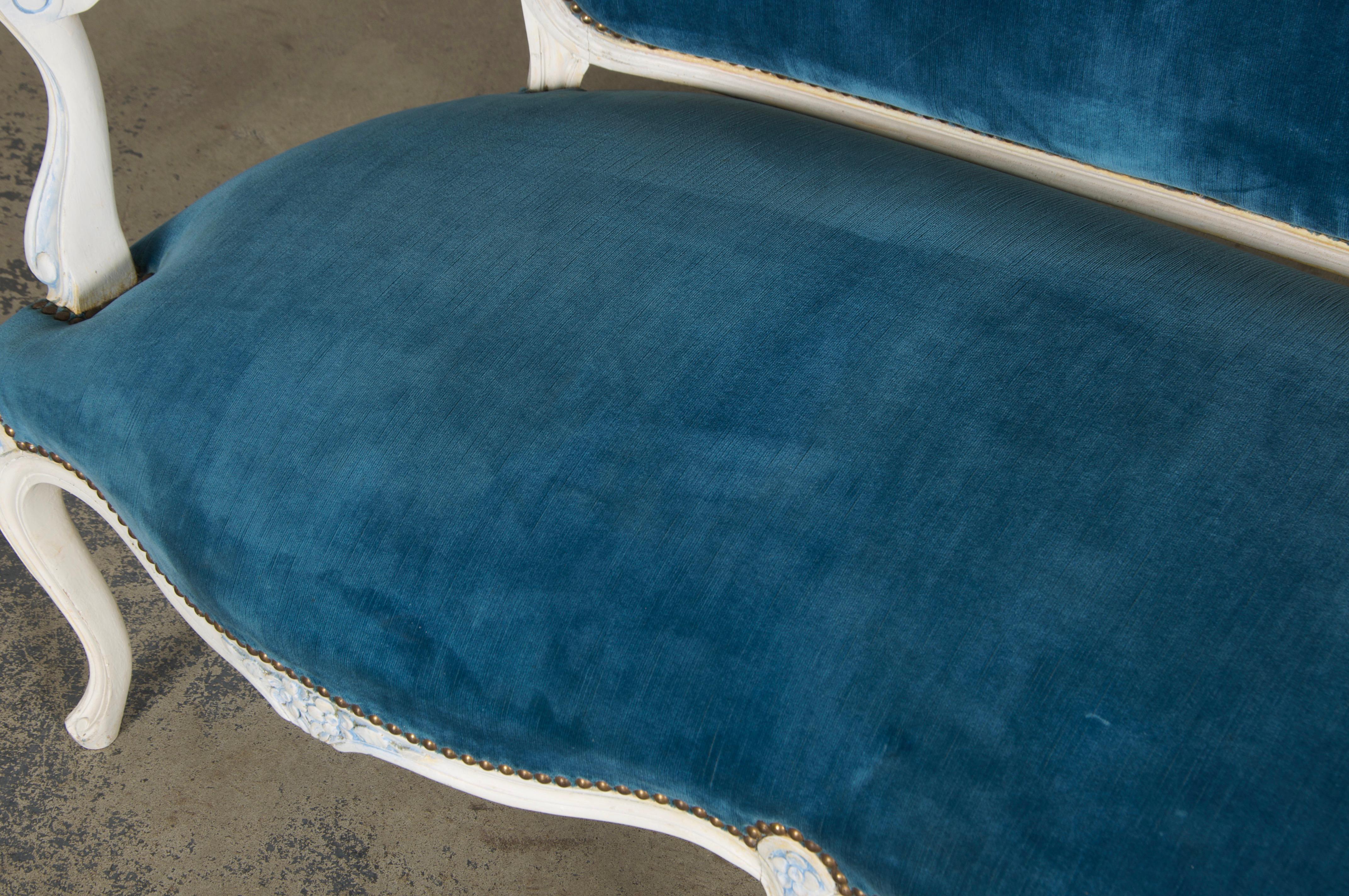 Divano francese dipinto in stile Luigi XV con velluto blu in vendita 4