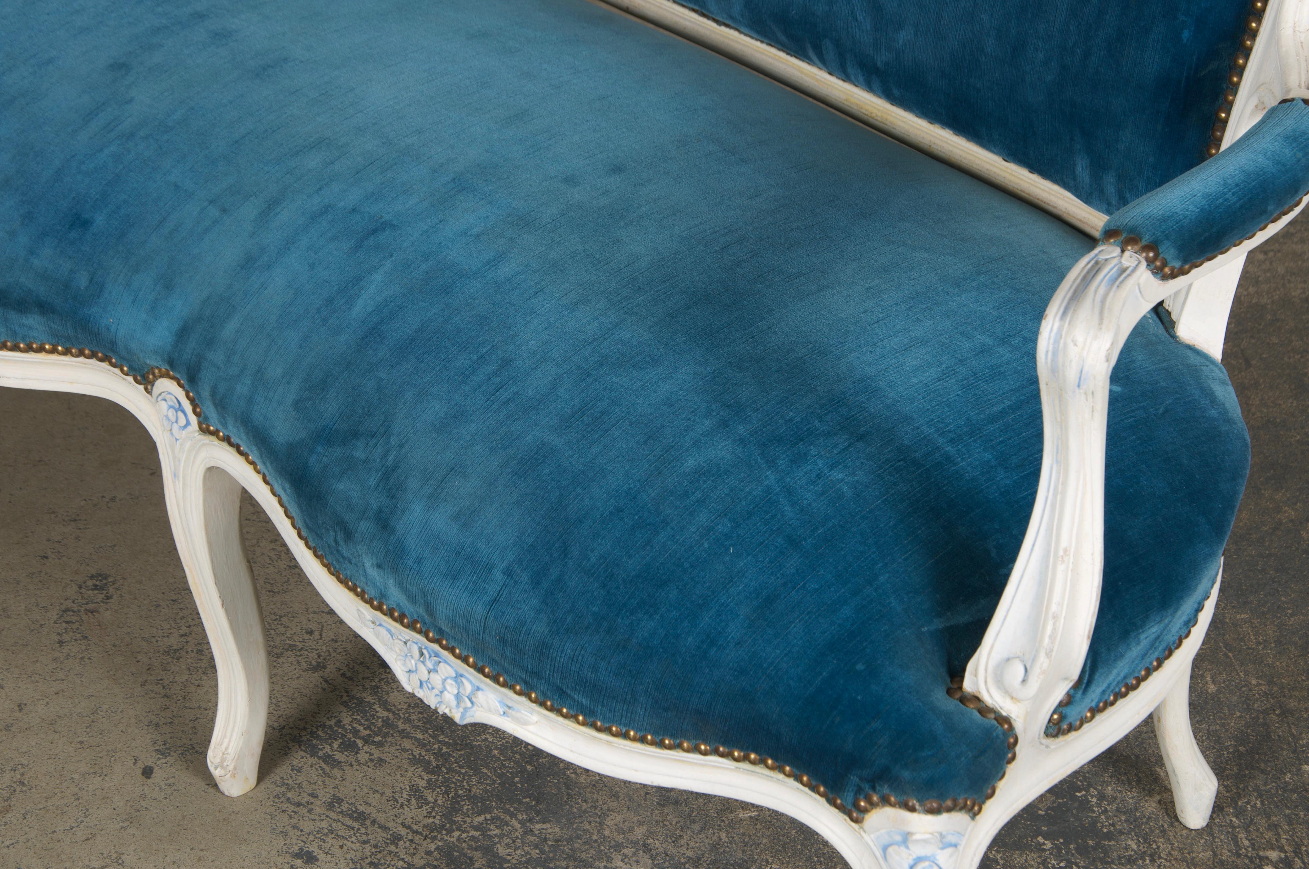 Divano francese dipinto in stile Luigi XV con velluto blu in vendita 6