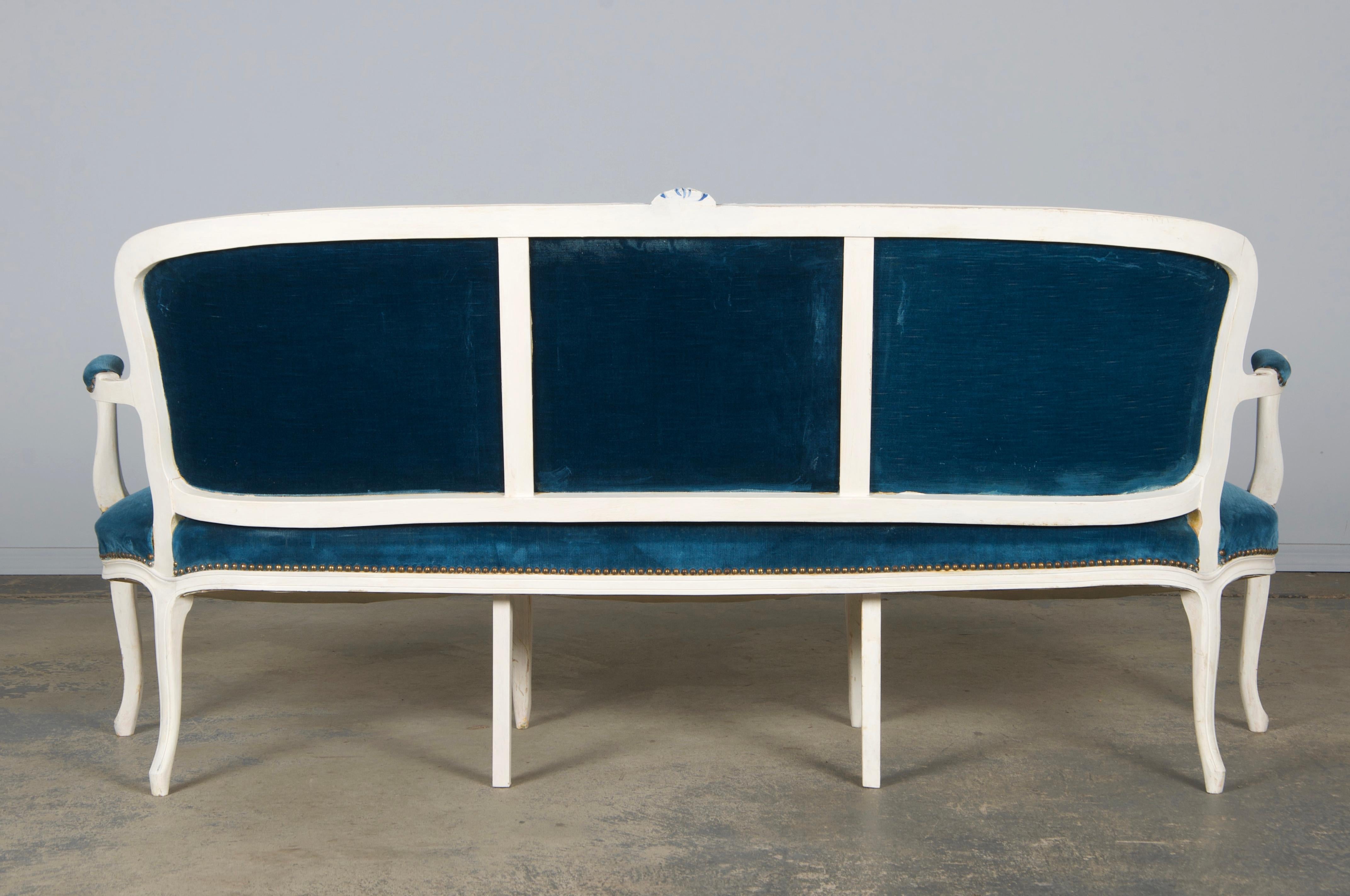 Divano francese dipinto in stile Luigi XV con velluto blu in vendita 8