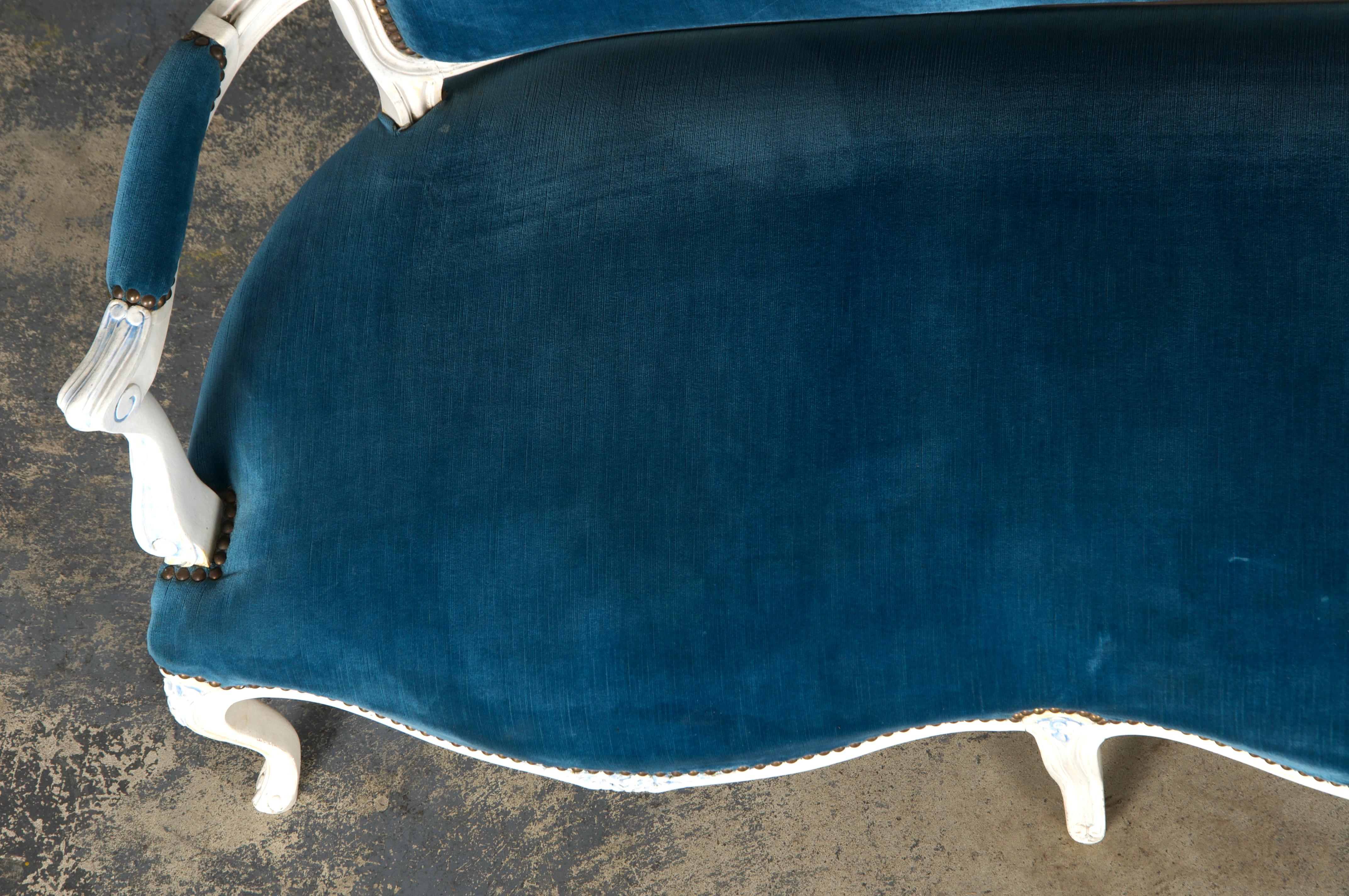 Francese Divano francese dipinto in stile Luigi XV con velluto blu in vendita