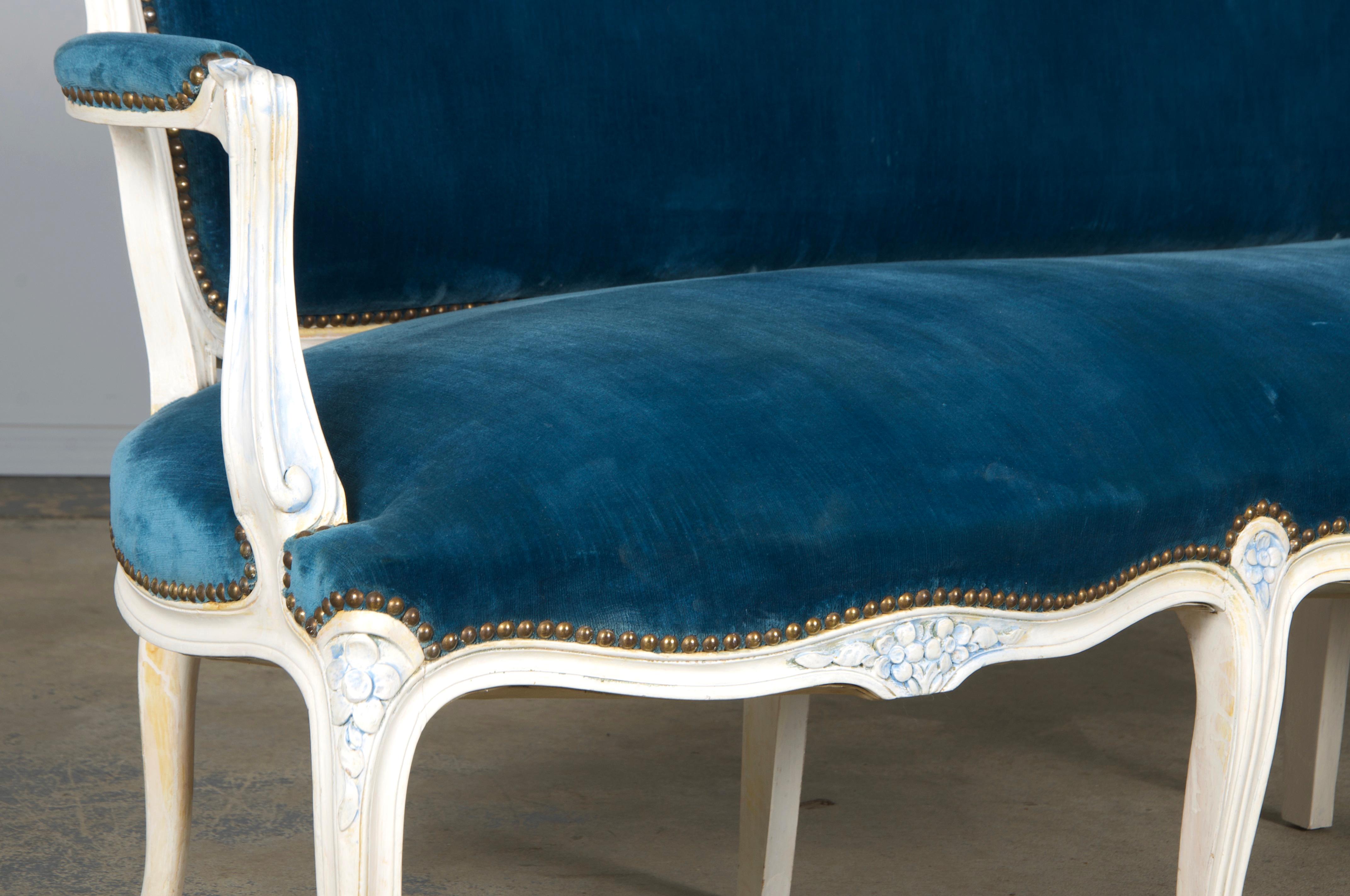 XX secolo Divano francese dipinto in stile Luigi XV con velluto blu in vendita