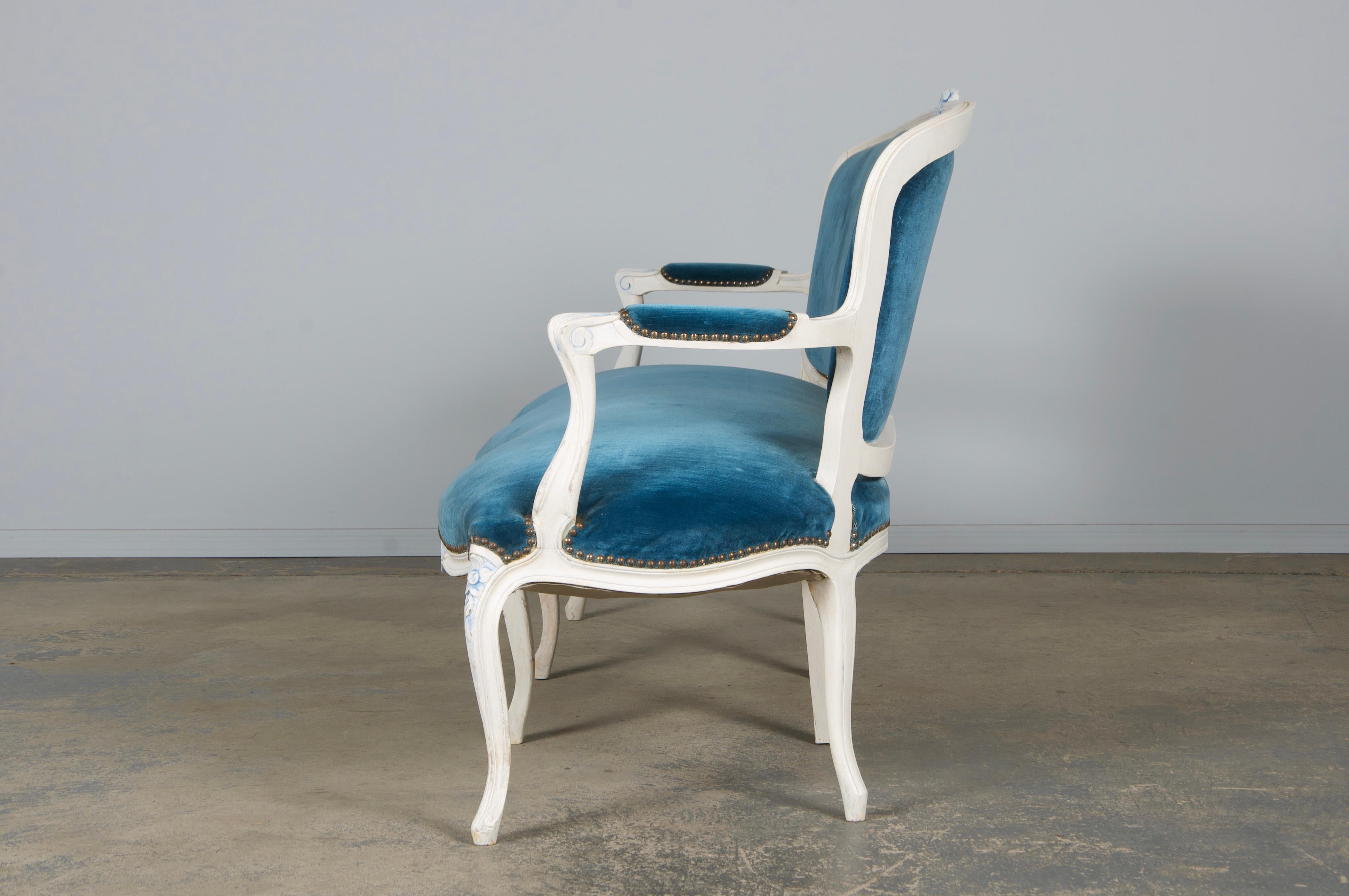 Divano francese dipinto in stile Luigi XV con velluto blu in vendita 1