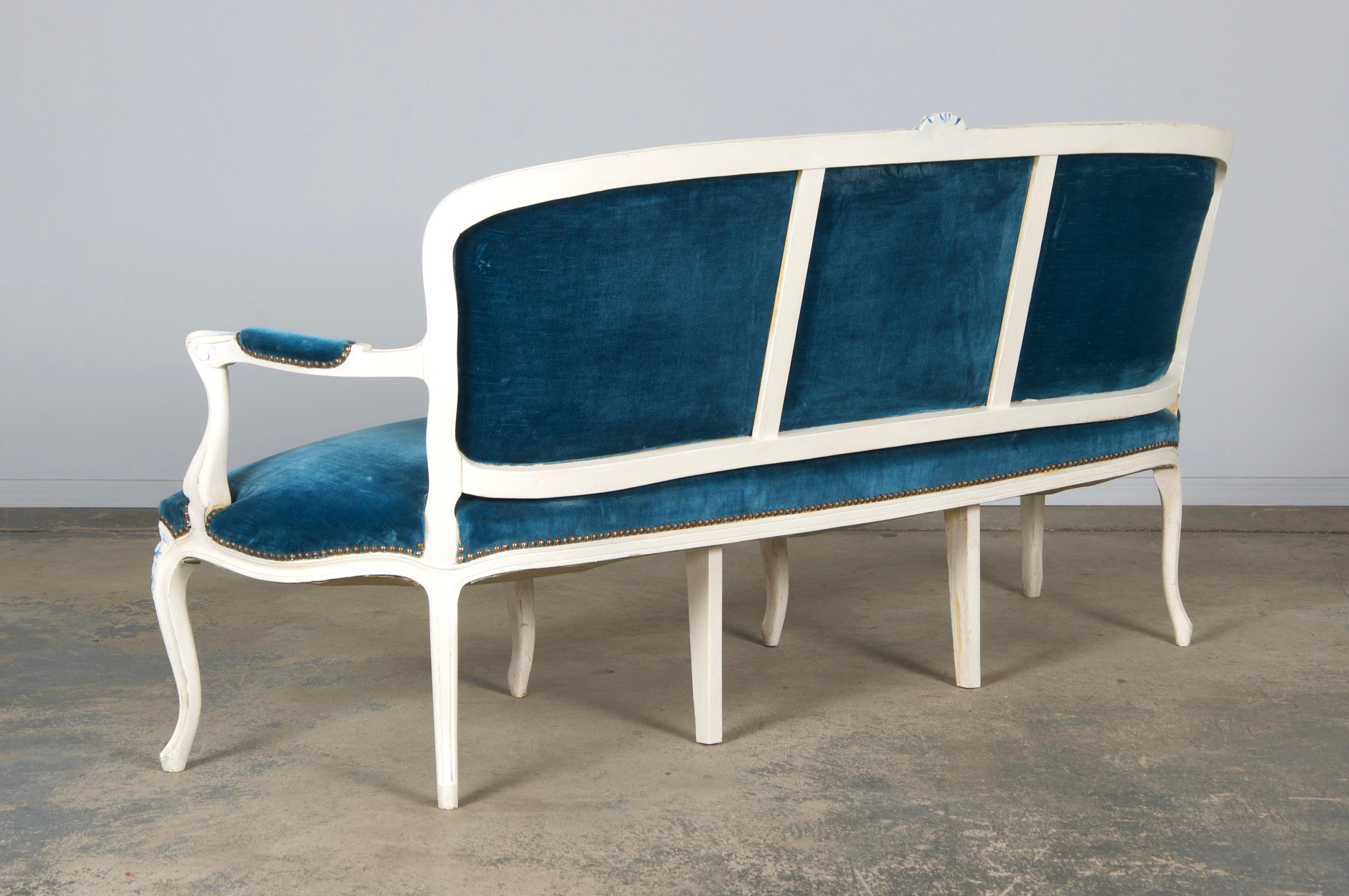Divano francese dipinto in stile Luigi XV con velluto blu in vendita 2