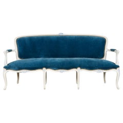 Settee française peinte en velours bleu de style Louis XV