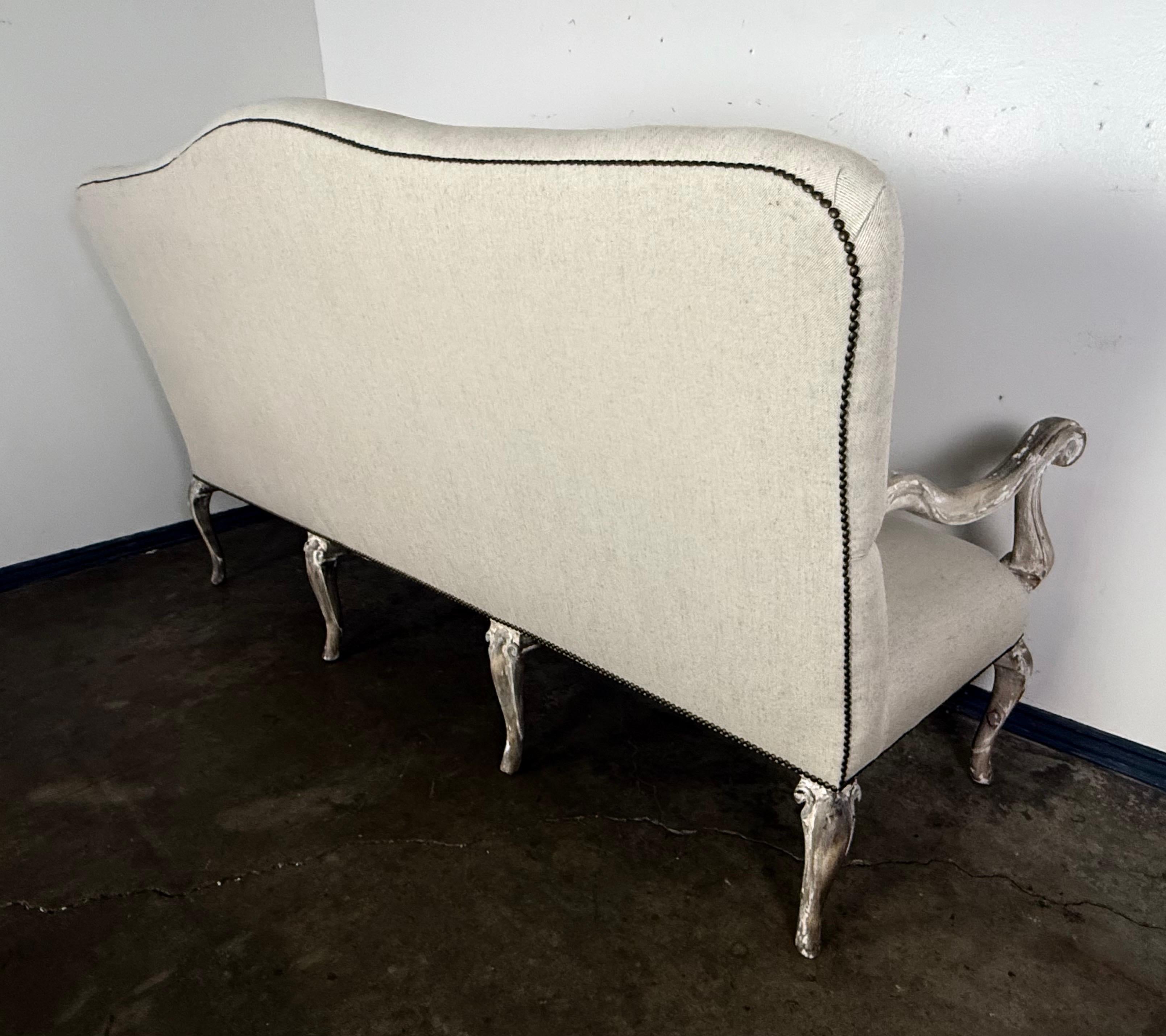 Sofá francés pintado estilo Luis XV con tapicería de lino nueva en venta 8
