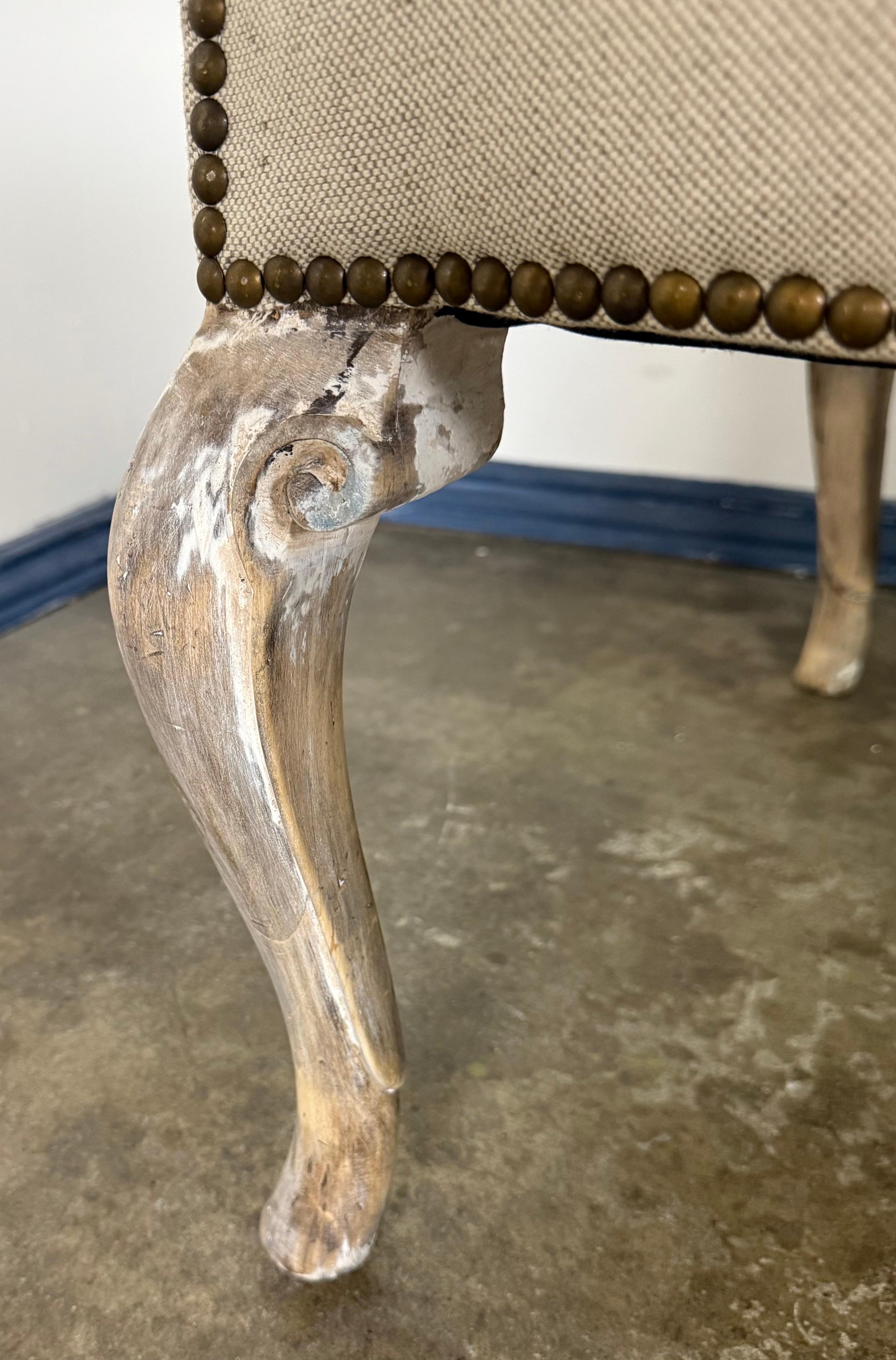Sofá francés pintado estilo Luis XV con tapicería de lino nueva en Desgastado estado para la venta en Los Angeles, CA
