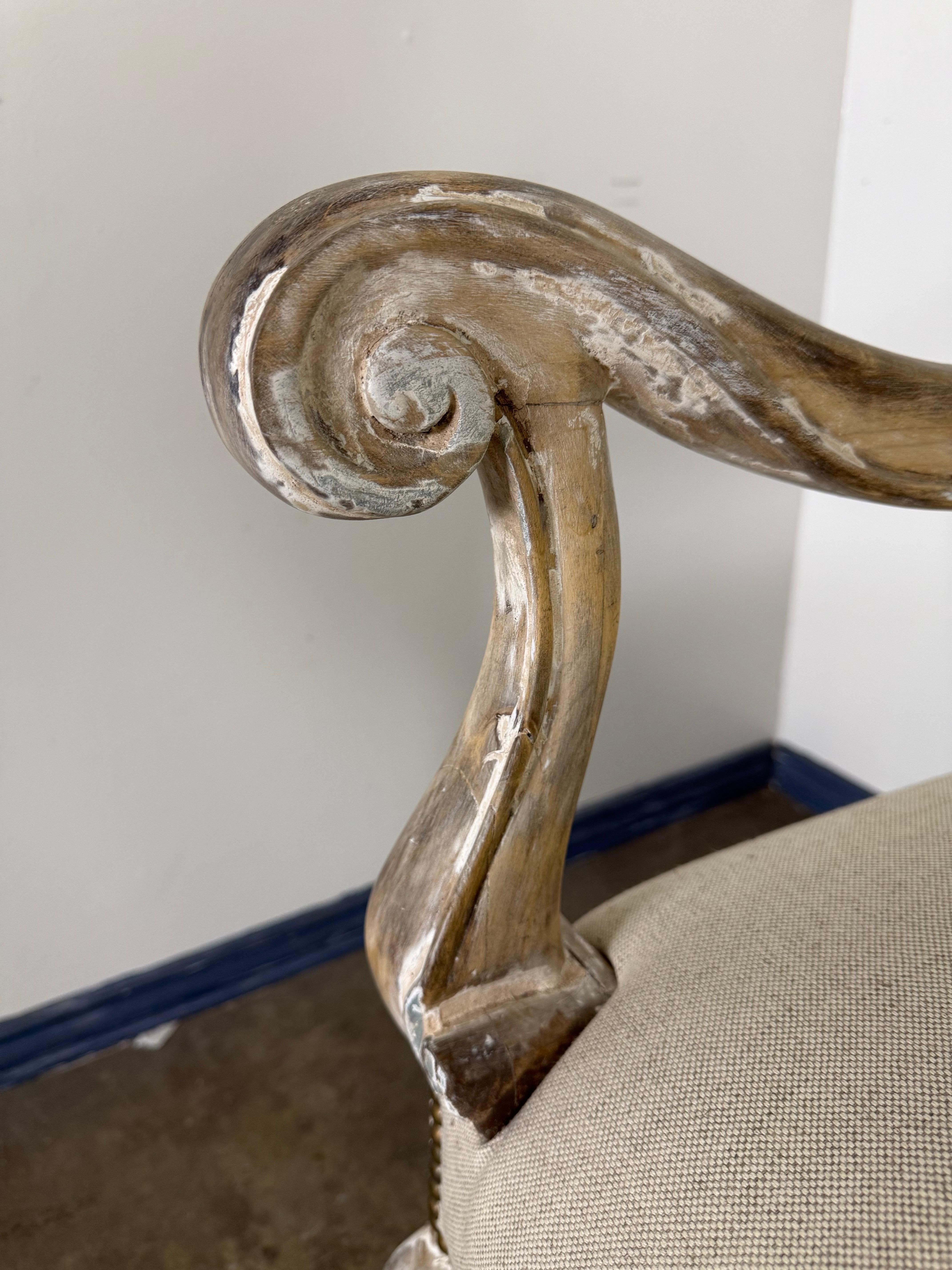 Sofá francés pintado estilo Luis XV con tapicería de lino nueva en venta 1