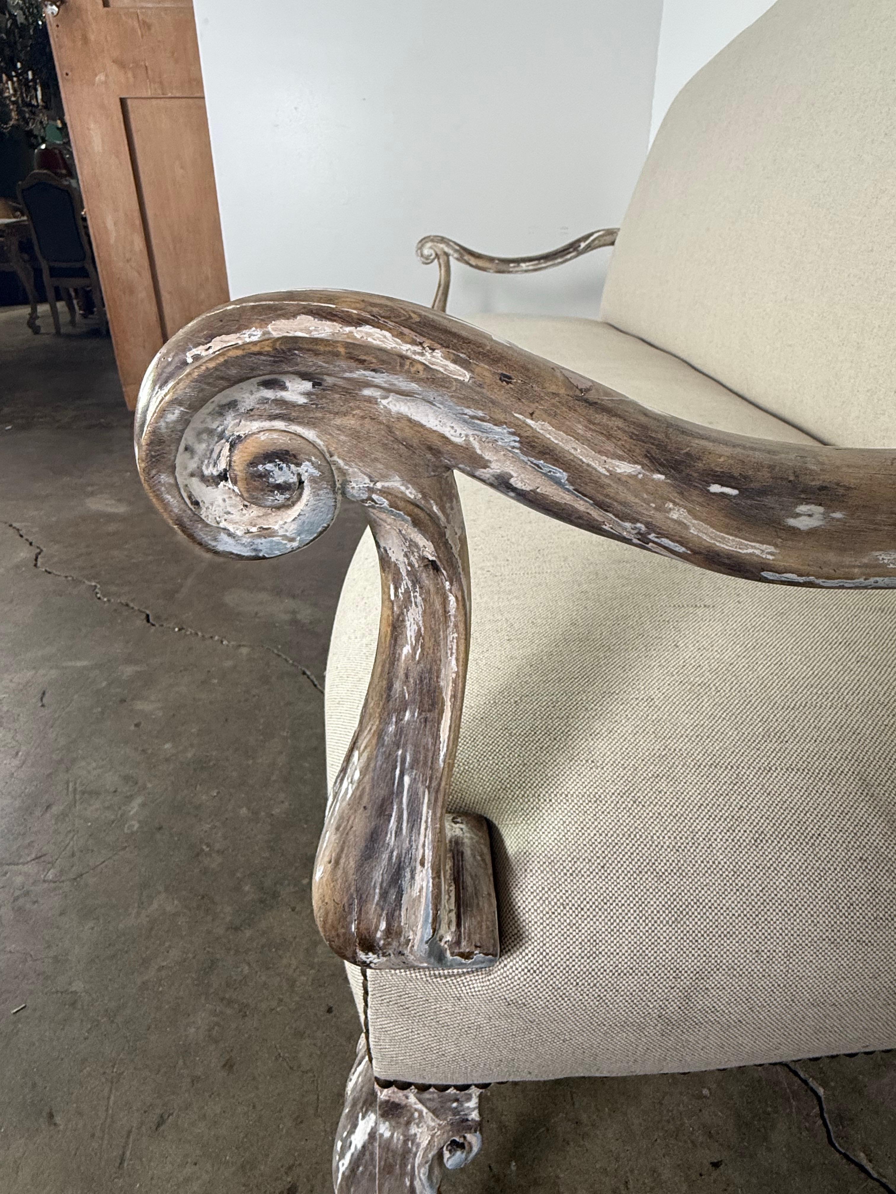 Sofá francés pintado estilo Luis XV con tapicería de lino nueva en venta 2