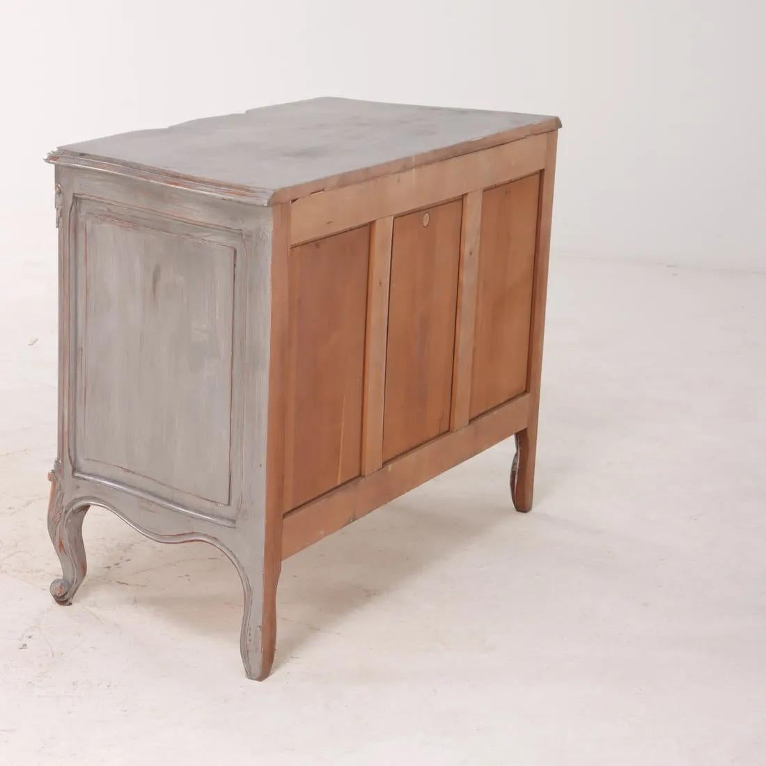Commode francese a tre cassetti dipinta in stile Luigi XV C 1945 in vendita 4