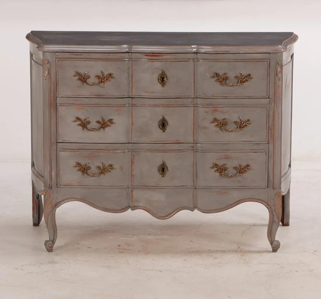 Commode francese dipinta in stile Luigi XV, C.C. La cassa frontale a blocchi ha lati inclinati e tre cassetti, ognuno dei quali è incastrato a coda di rondine e ornato con ferramenta foliata anticata, sopra gambe a voluta che fiancheggiano una gonna