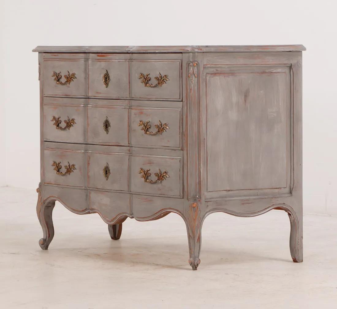Francese Commode francese a tre cassetti dipinta in stile Luigi XV C 1945 in vendita