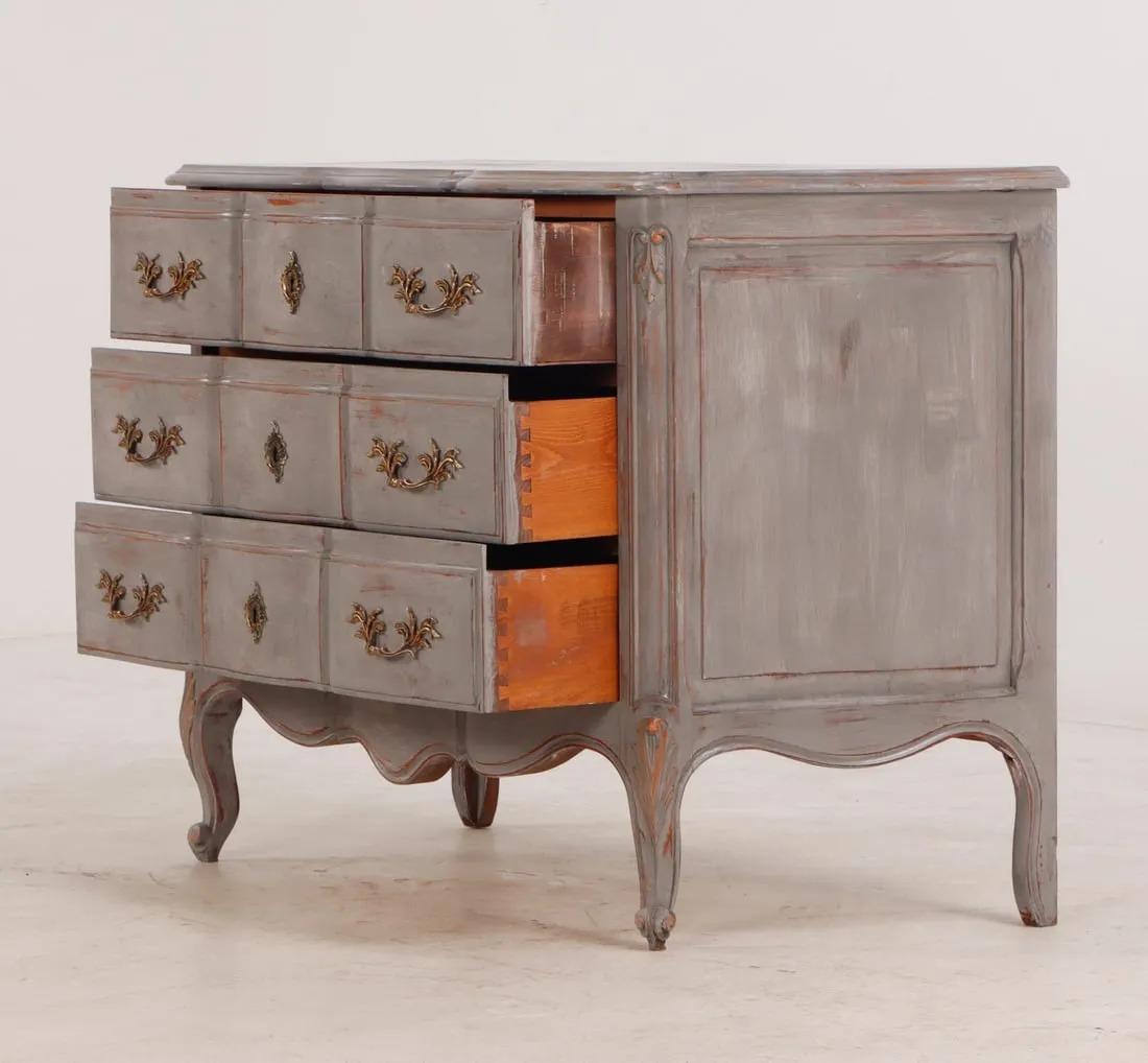 Commode francese a tre cassetti dipinta in stile Luigi XV C 1945 In condizioni buone in vendita a Philadelphia, PA