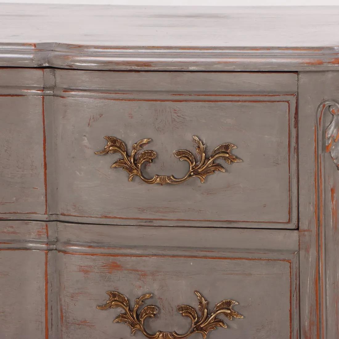 Legno Commode francese a tre cassetti dipinta in stile Luigi XV C 1945 in vendita