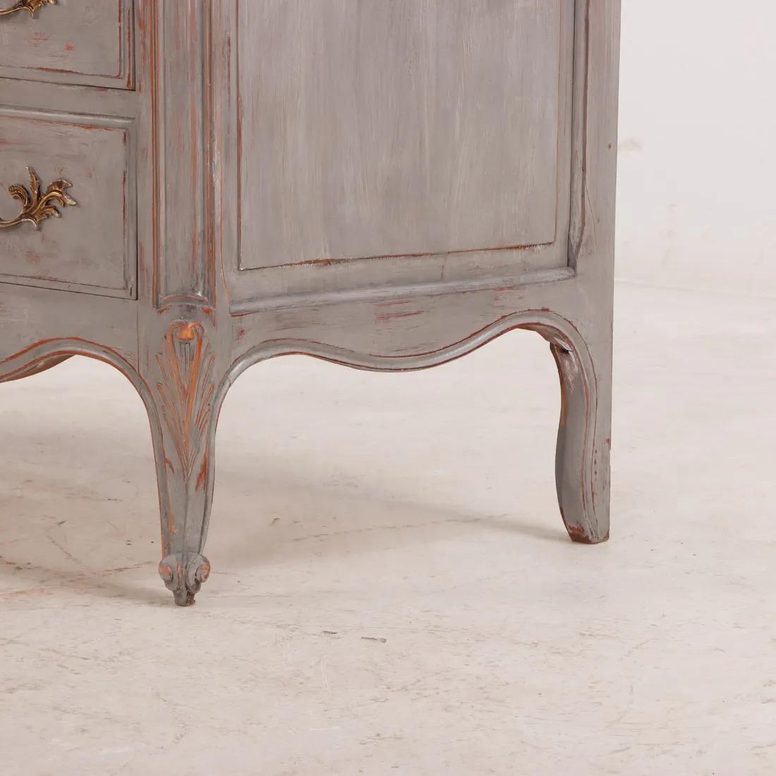 Commode francese a tre cassetti dipinta in stile Luigi XV C 1945 in vendita 1