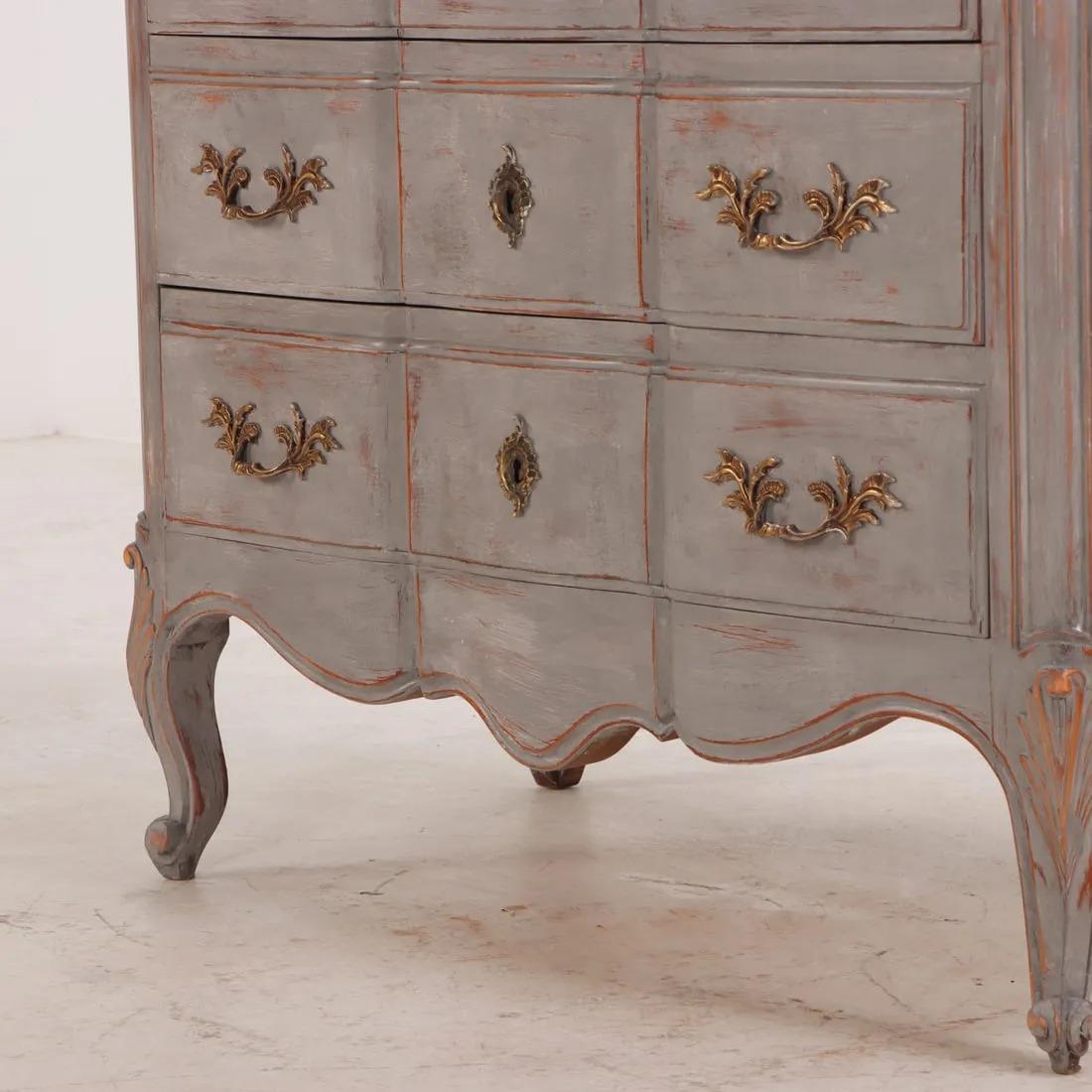 Commode francese a tre cassetti dipinta in stile Luigi XV C 1945 in vendita 2
