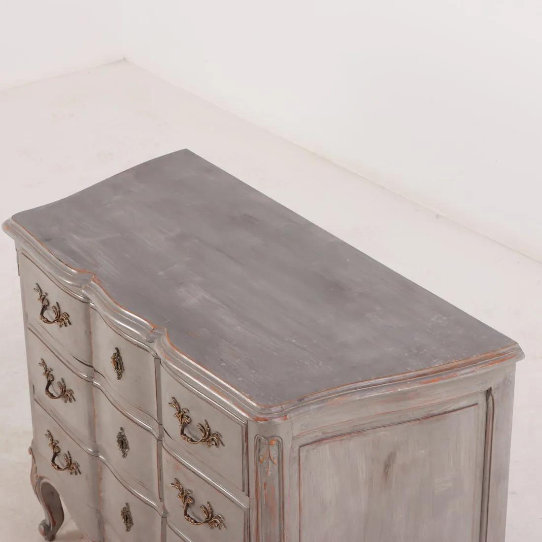 Commode francese a tre cassetti dipinta in stile Luigi XV C 1945 in vendita 3