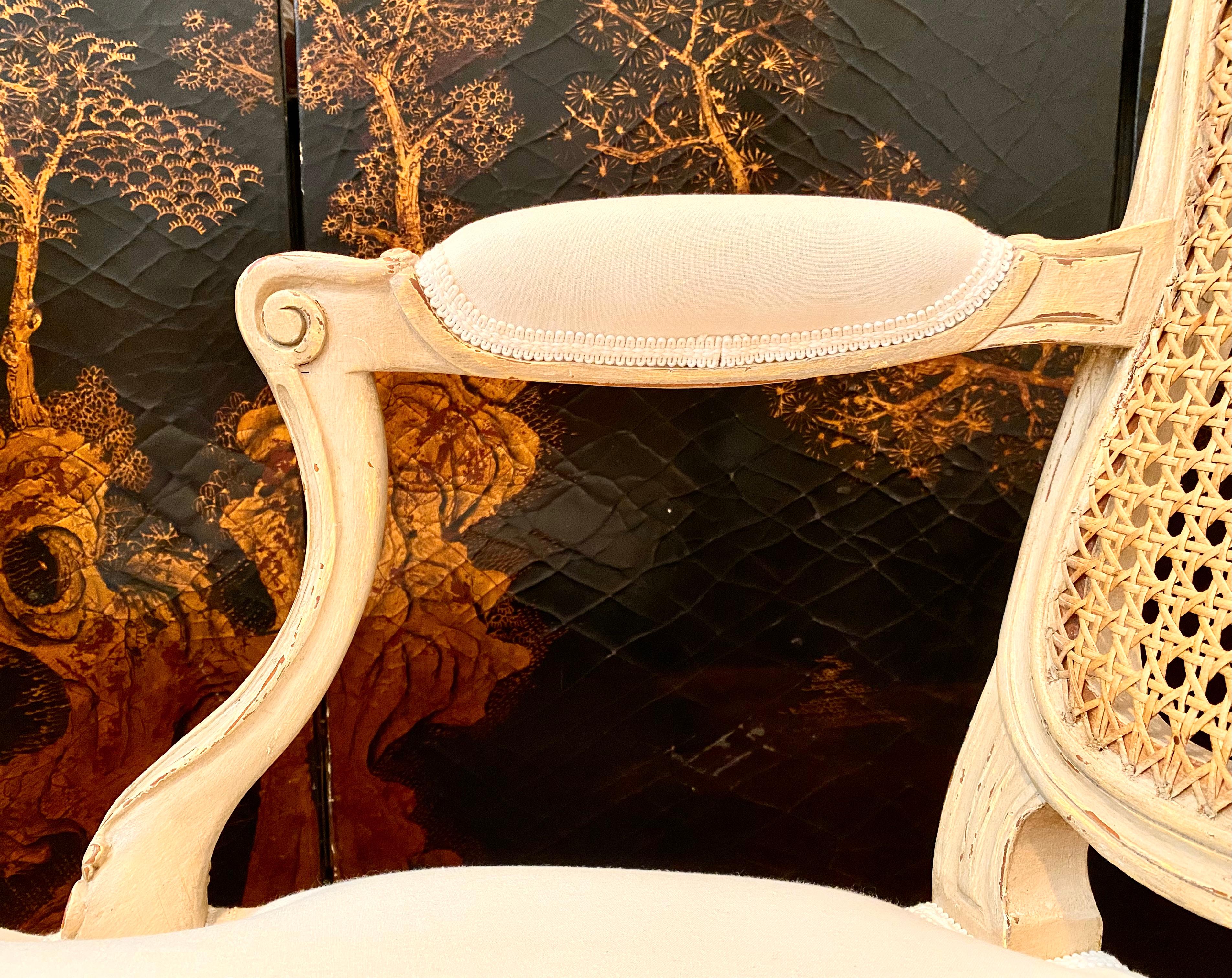Paire de fauteuils français de style Louis XV, dossier canné, 6 articles disponibles en vente 7