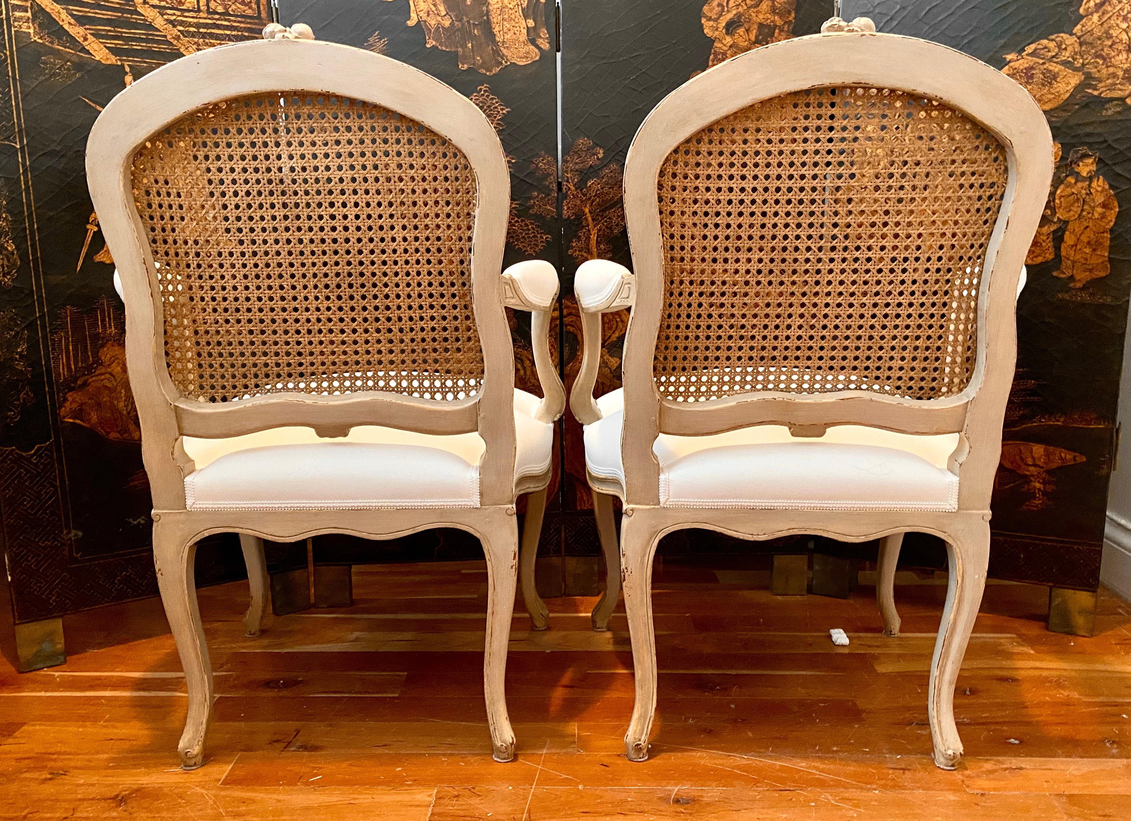 Paar Sessel im Louis-XV-Stil, Sitzlehne aus Rohr, 6 verfügbar (Geflecht) im Angebot