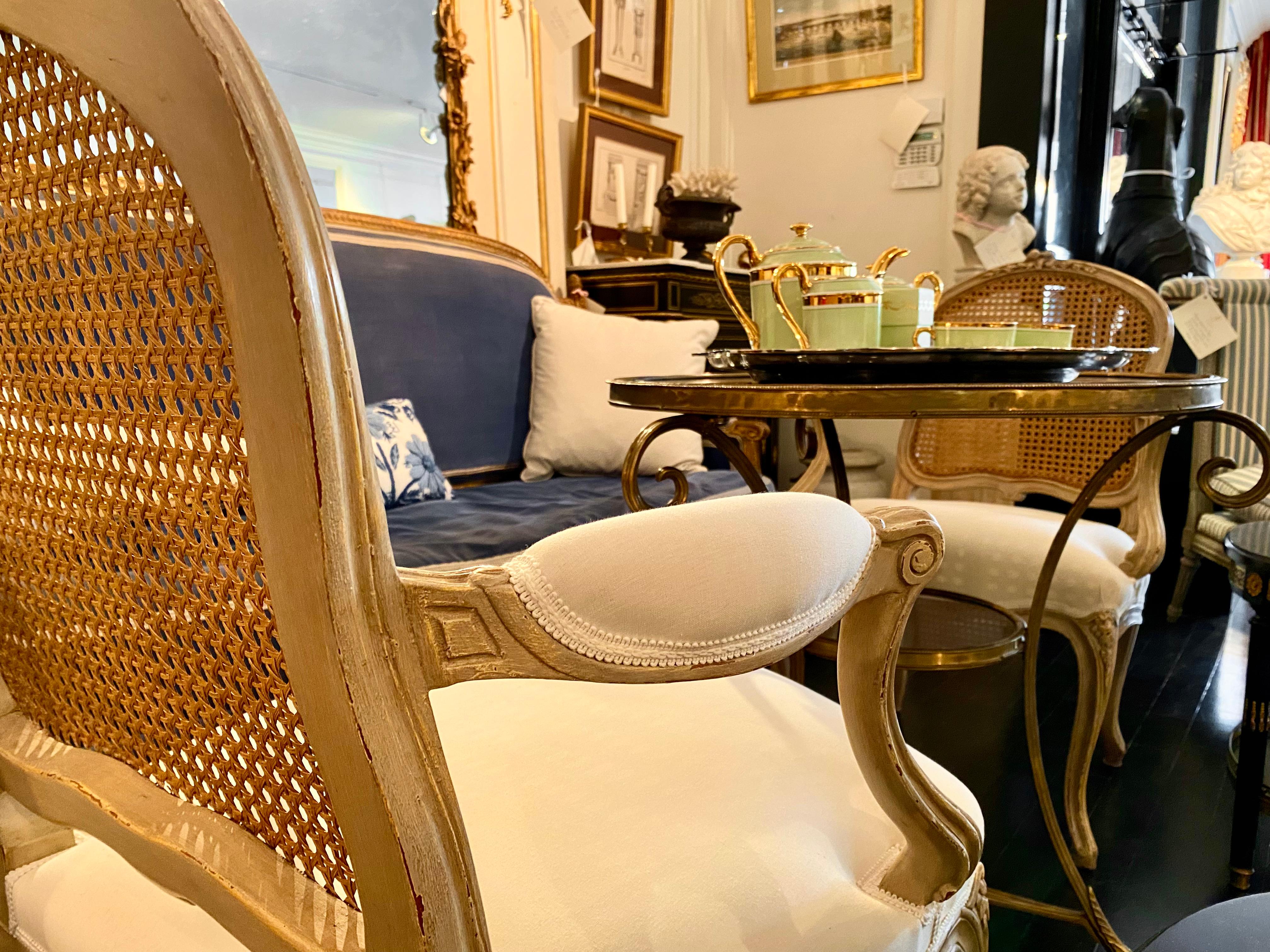 Tissu d'ameublement Paire de fauteuils français de style Louis XV, dossier canné, 6 articles disponibles en vente