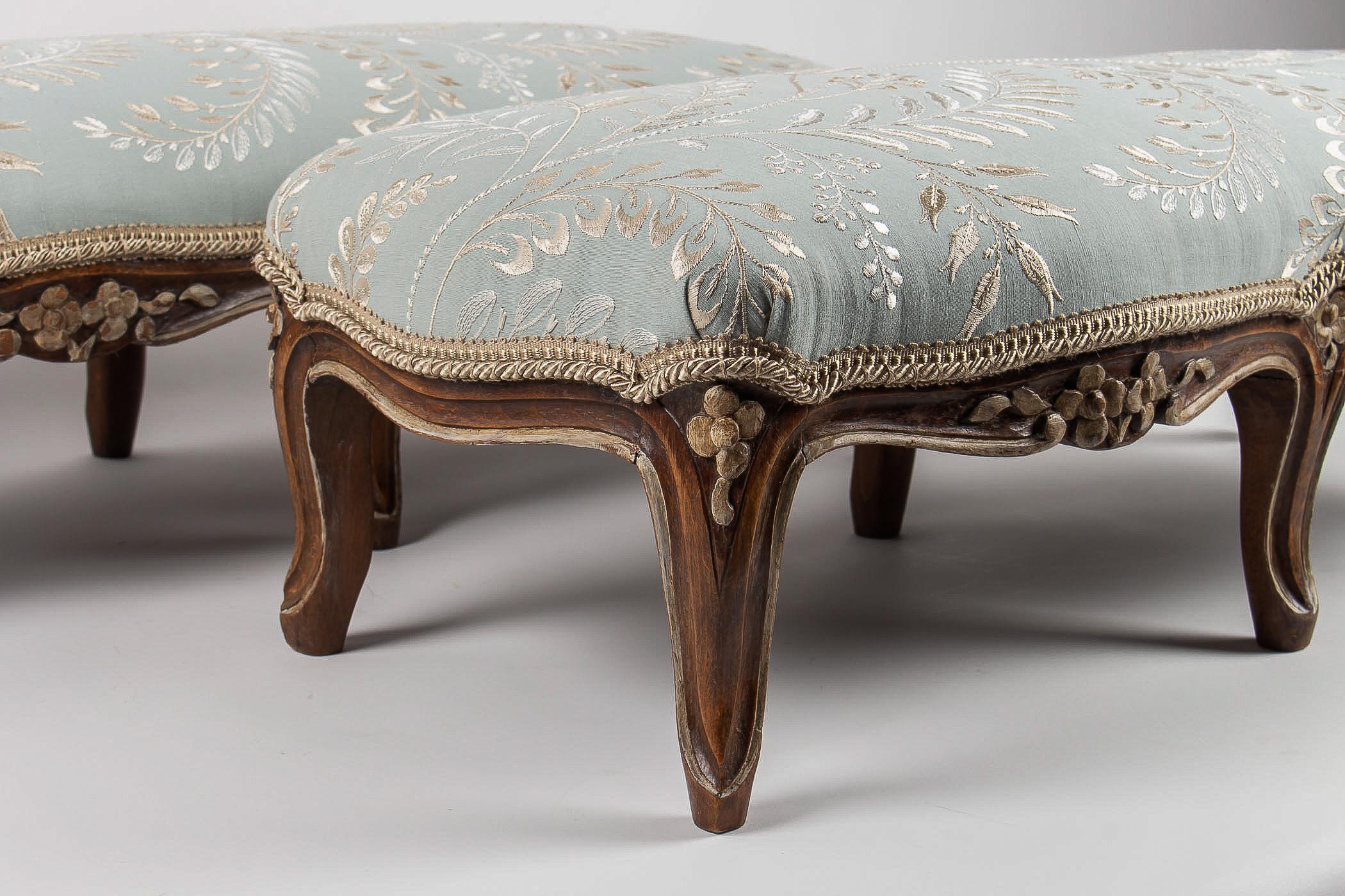 French Louis XV Style Pair of Carved Footstool, circa 1880 1