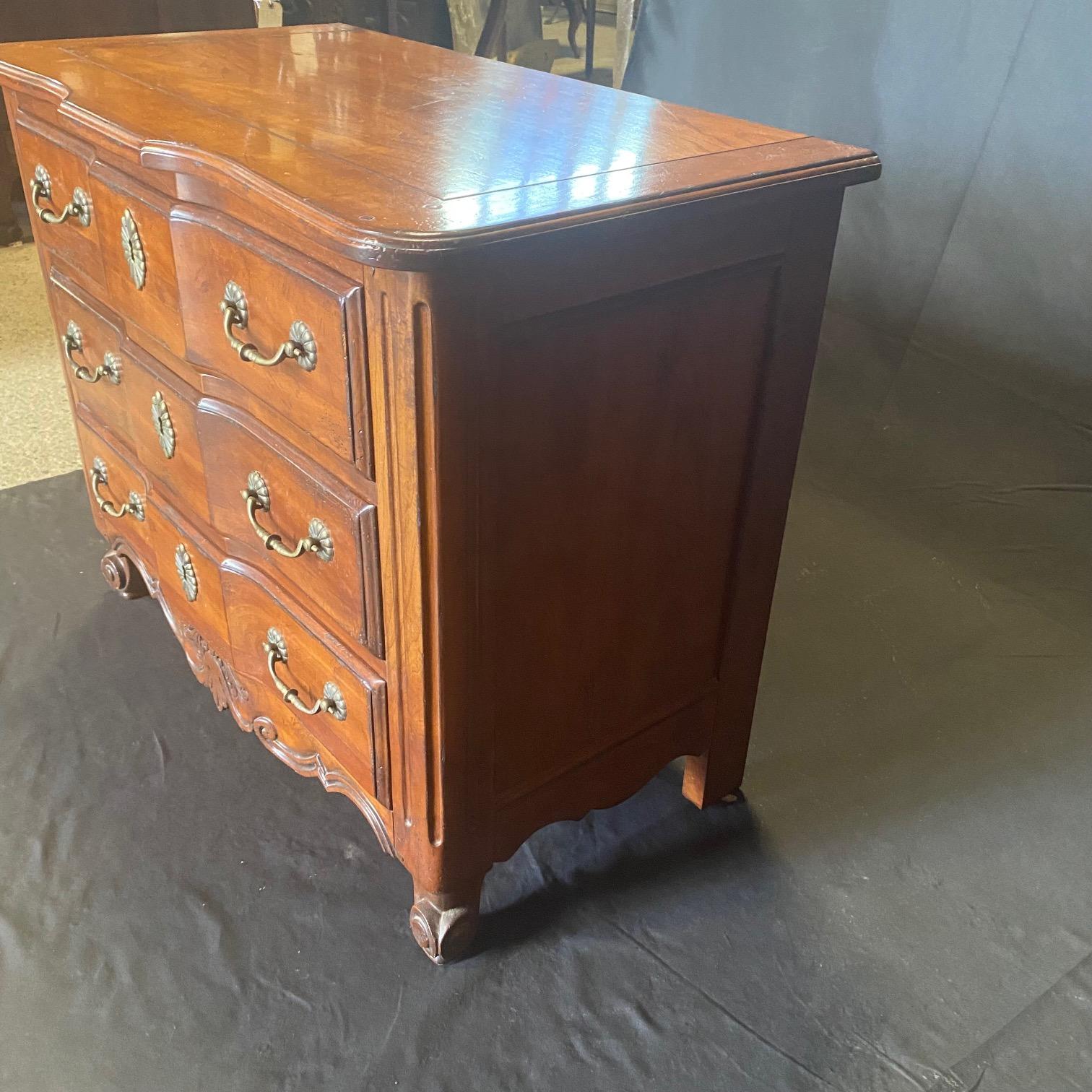 Late 20th Century French Louis XV Style Pair of Drexel Heritage Commode Night Stands