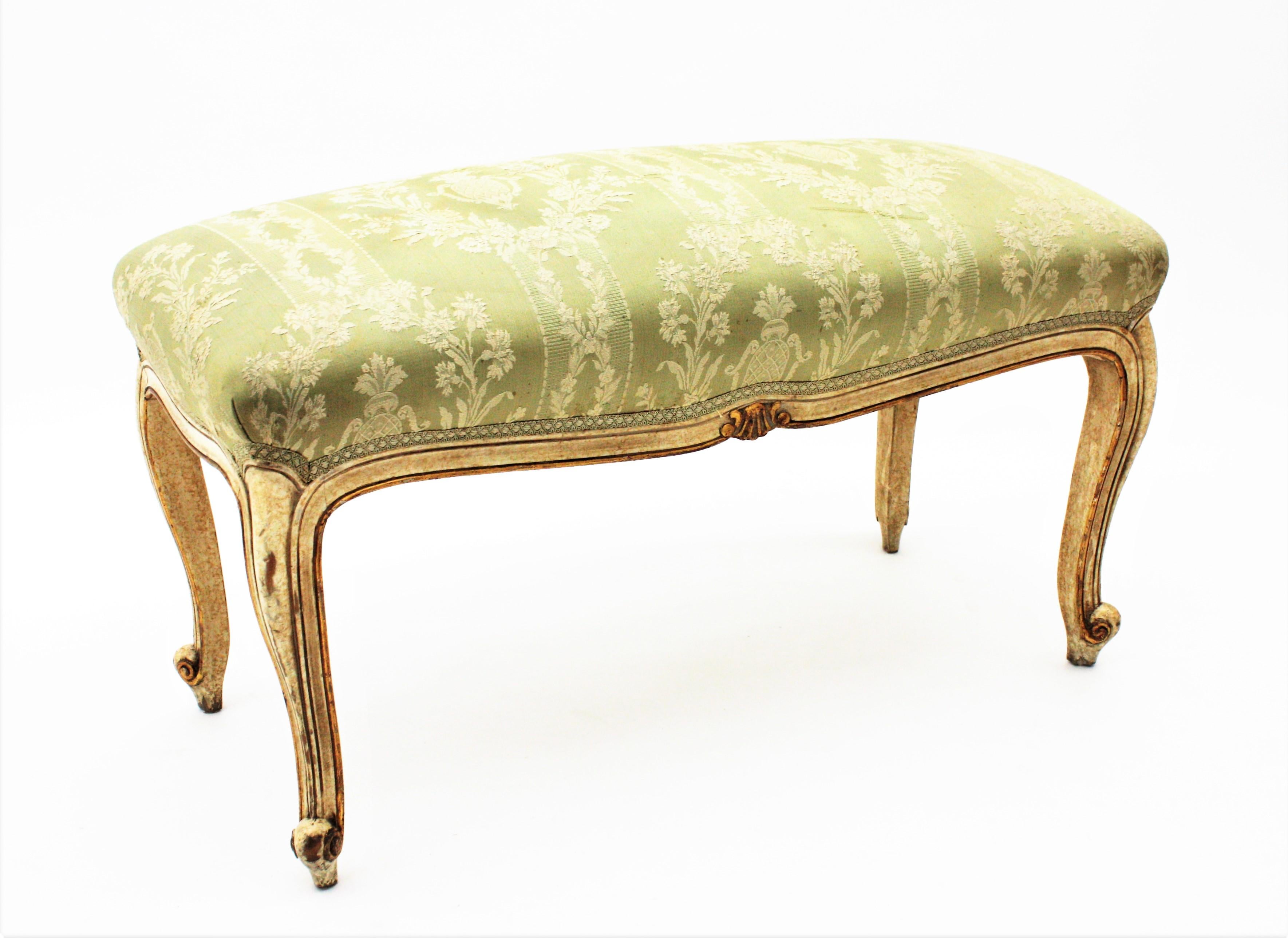 French Louis XV Style Parcel-Gilt Carved Wood Ivory Painted Bench / Stool In Good Condition In Barcelona, ES