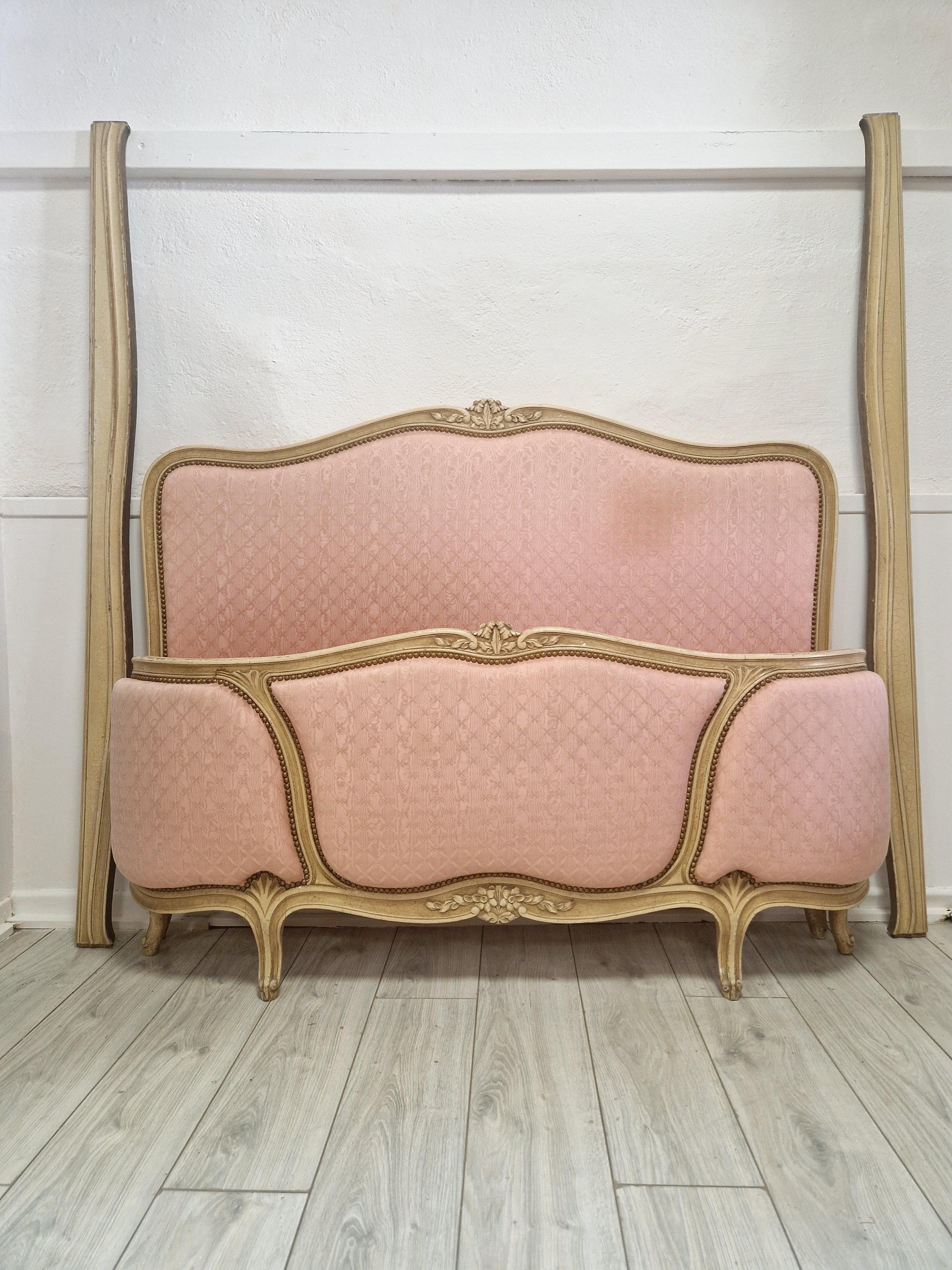 Lit Corbeille rose de style Louis XV français en vente 4