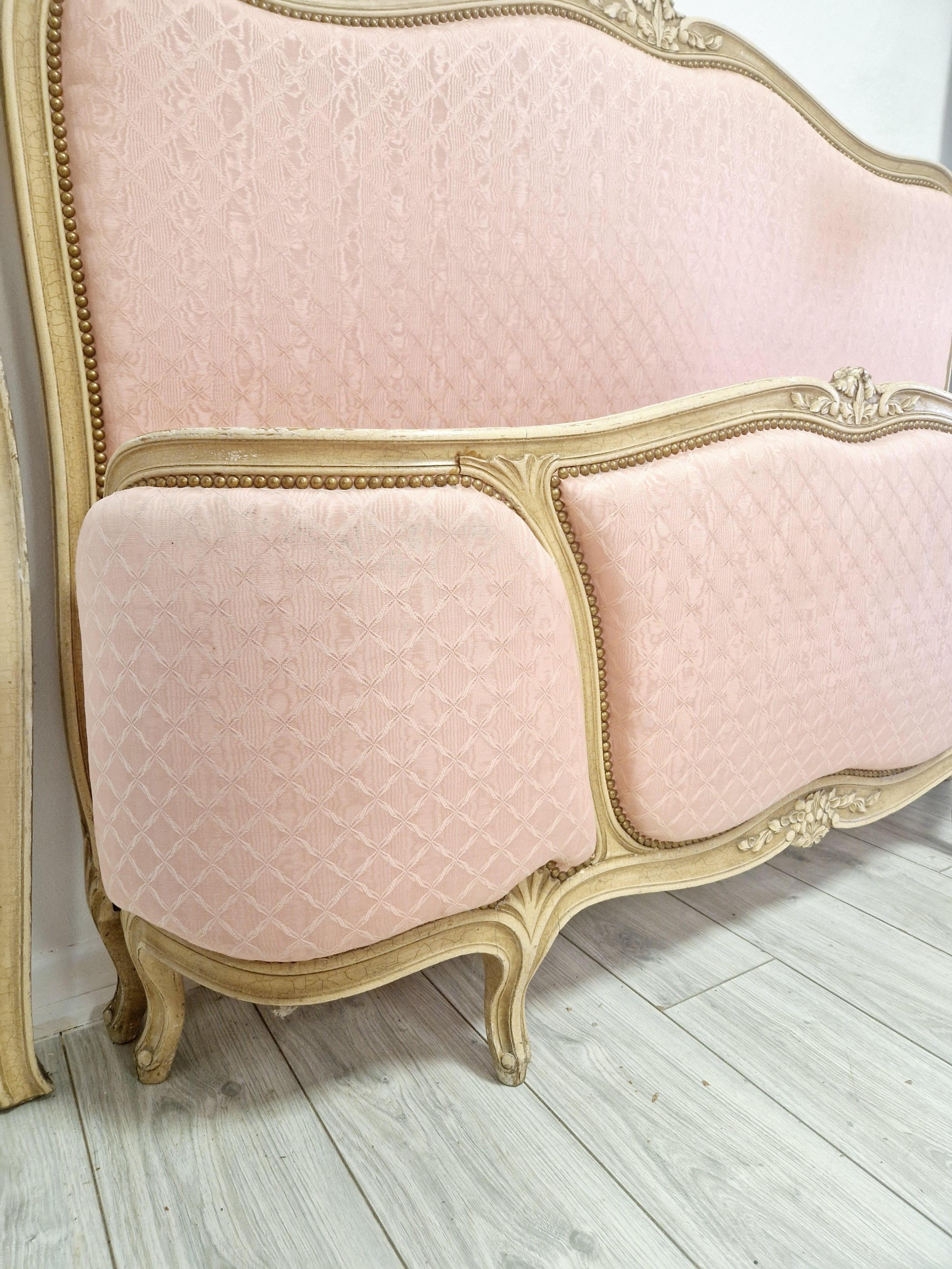Lit Corbeille rose de style Louis XV français en vente 5