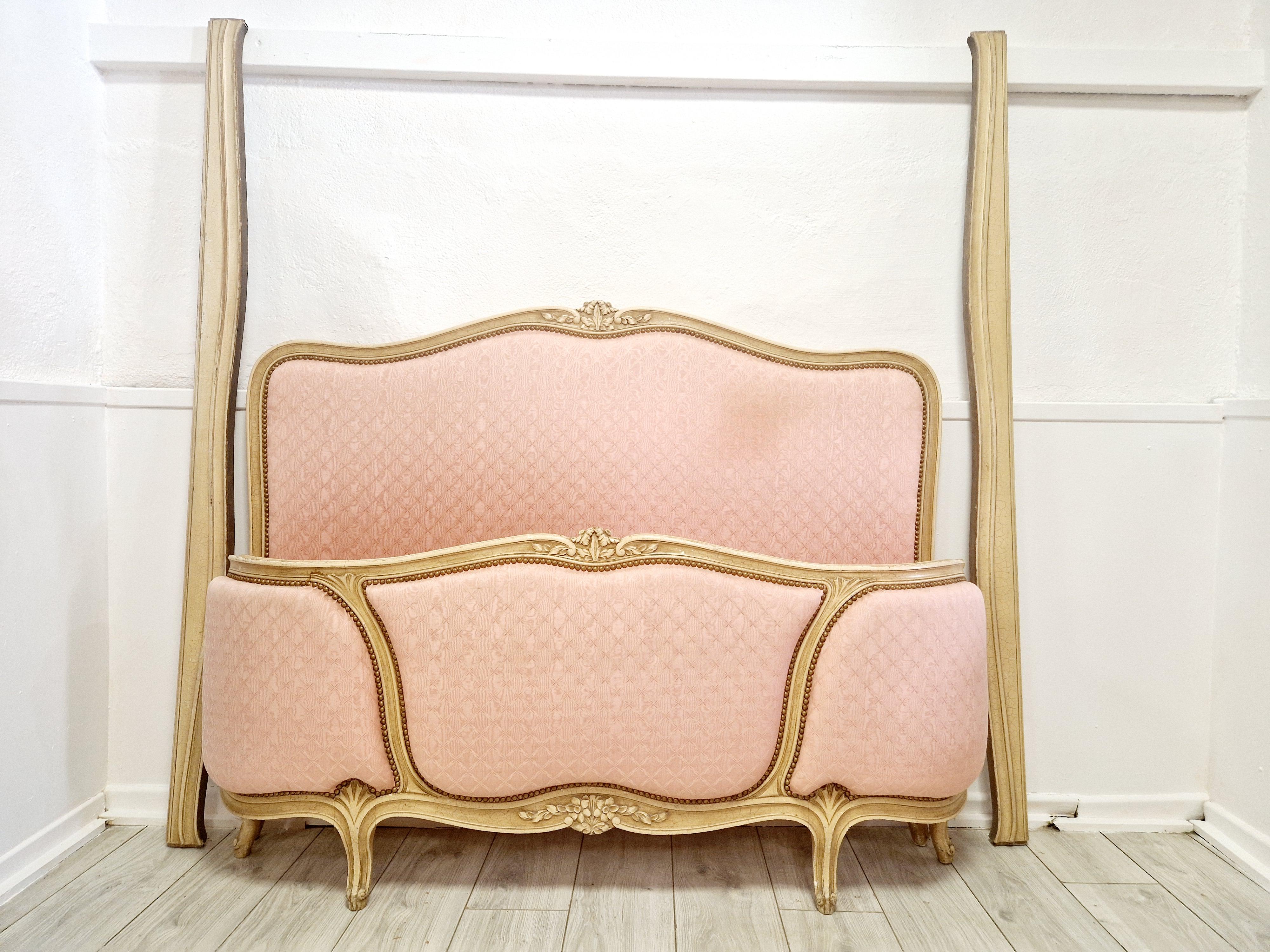 Fabriqué dans le style Louis XV, ce lit à corbeille français respire l'élégance classique avec ses sculptures complexes et sa finition peinte. Le cadre de lit, de forme rectangulaire, mesure 190 cm de long et 140 cm de large, ce qui permet