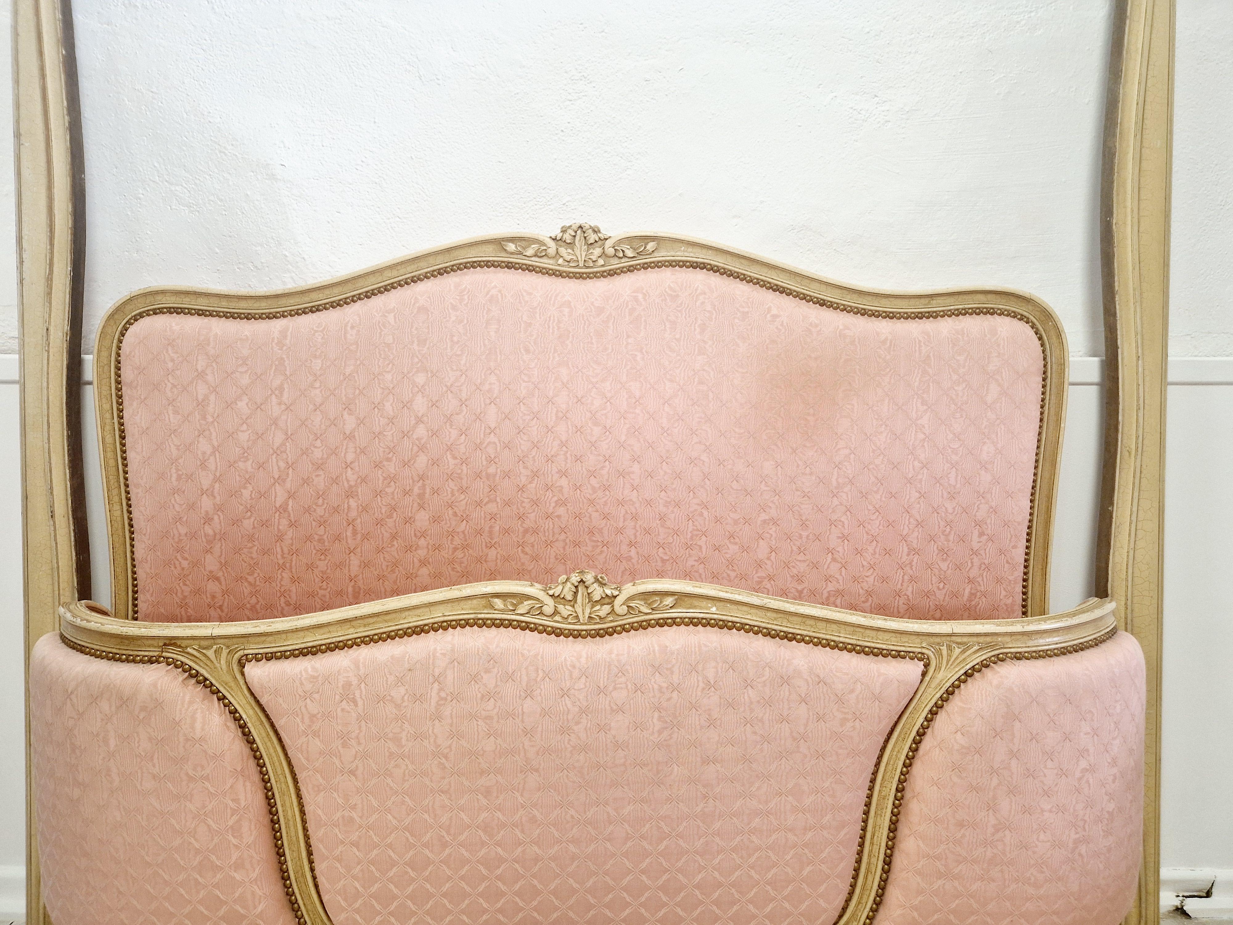 Français Lit Corbeille rose de style Louis XV français en vente