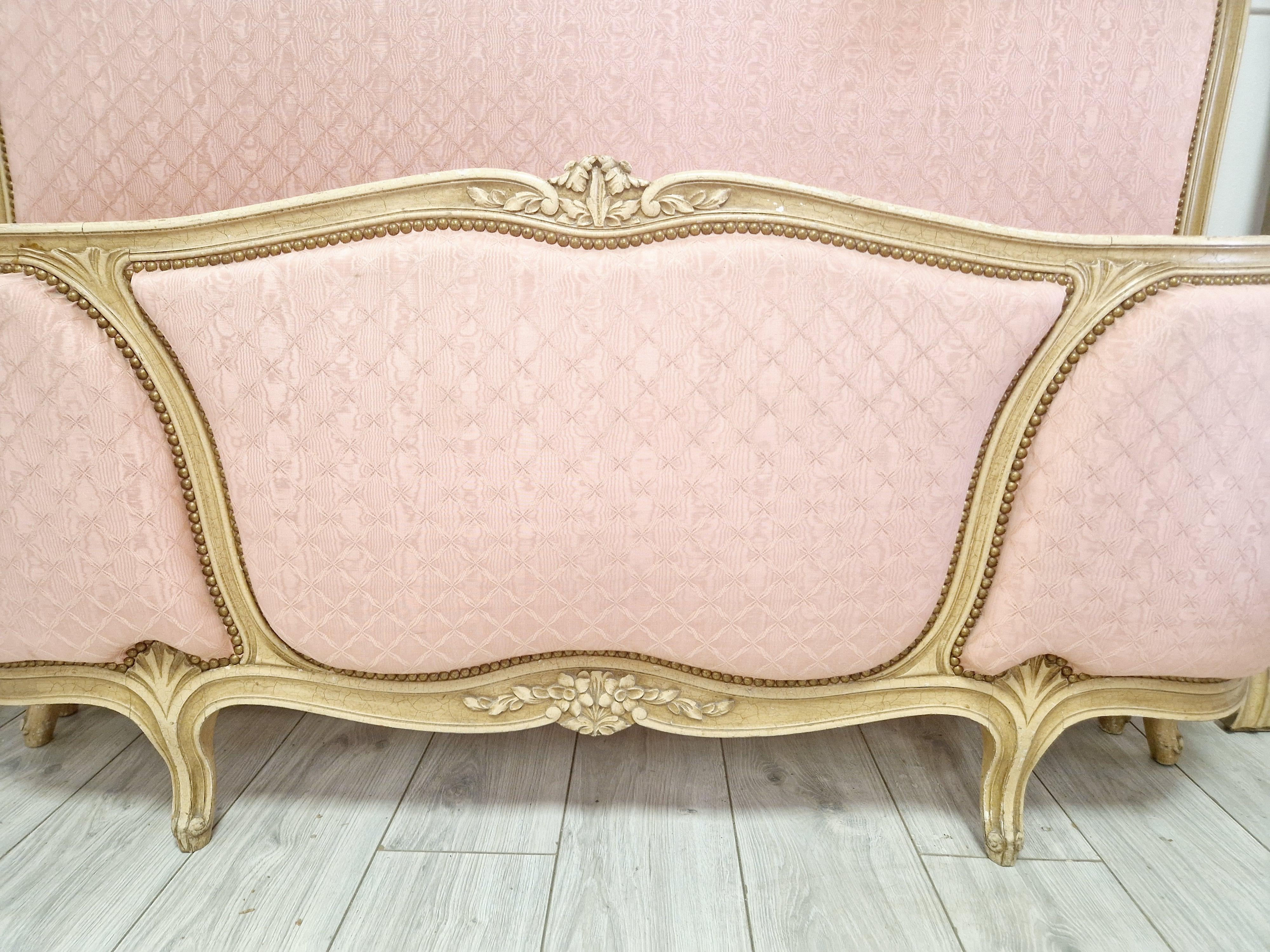 Lit Corbeille rose de style Louis XV français Bon état - En vente à Buxton, GB
